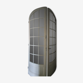 porte 2 vantaux cintrée en 3 dimensions avec vitrail