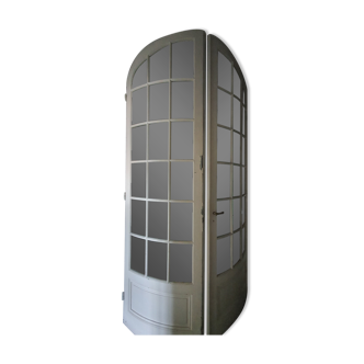 porte 2 vantaux cintrée en 3 dimensions avec vitrail
