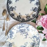 Assiettes à dessert anciennes en terre de ferré accompagnées d'un plat