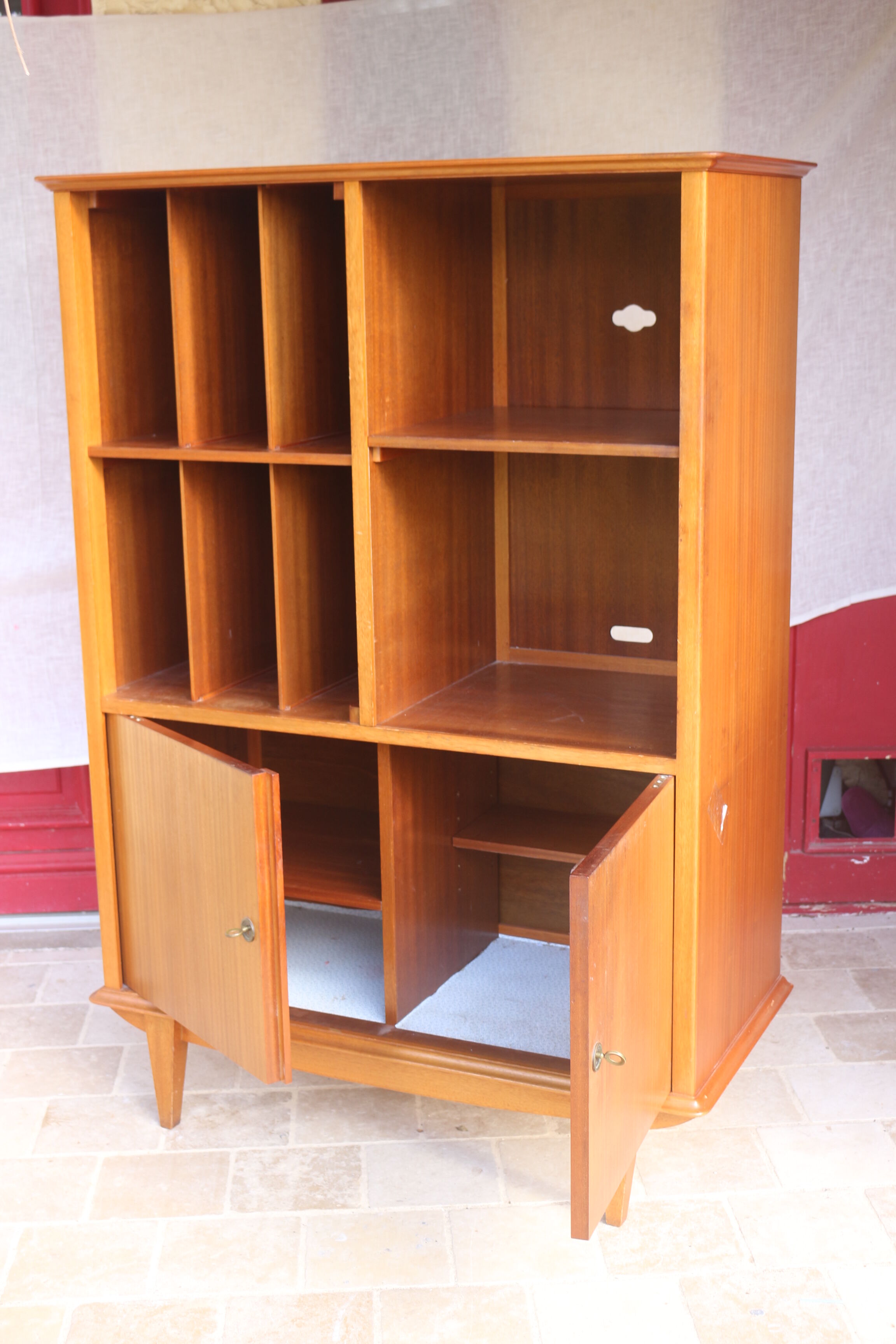 Vintage oak chest of drawers with vinyl storage, Year 1960. Ref Willy