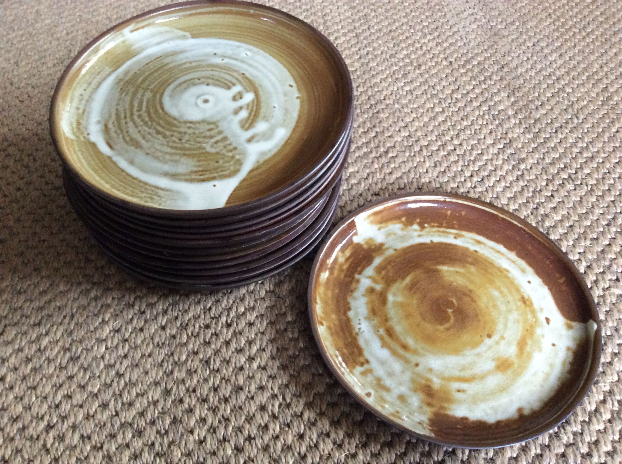 Série de 12 assiettes plates en grès