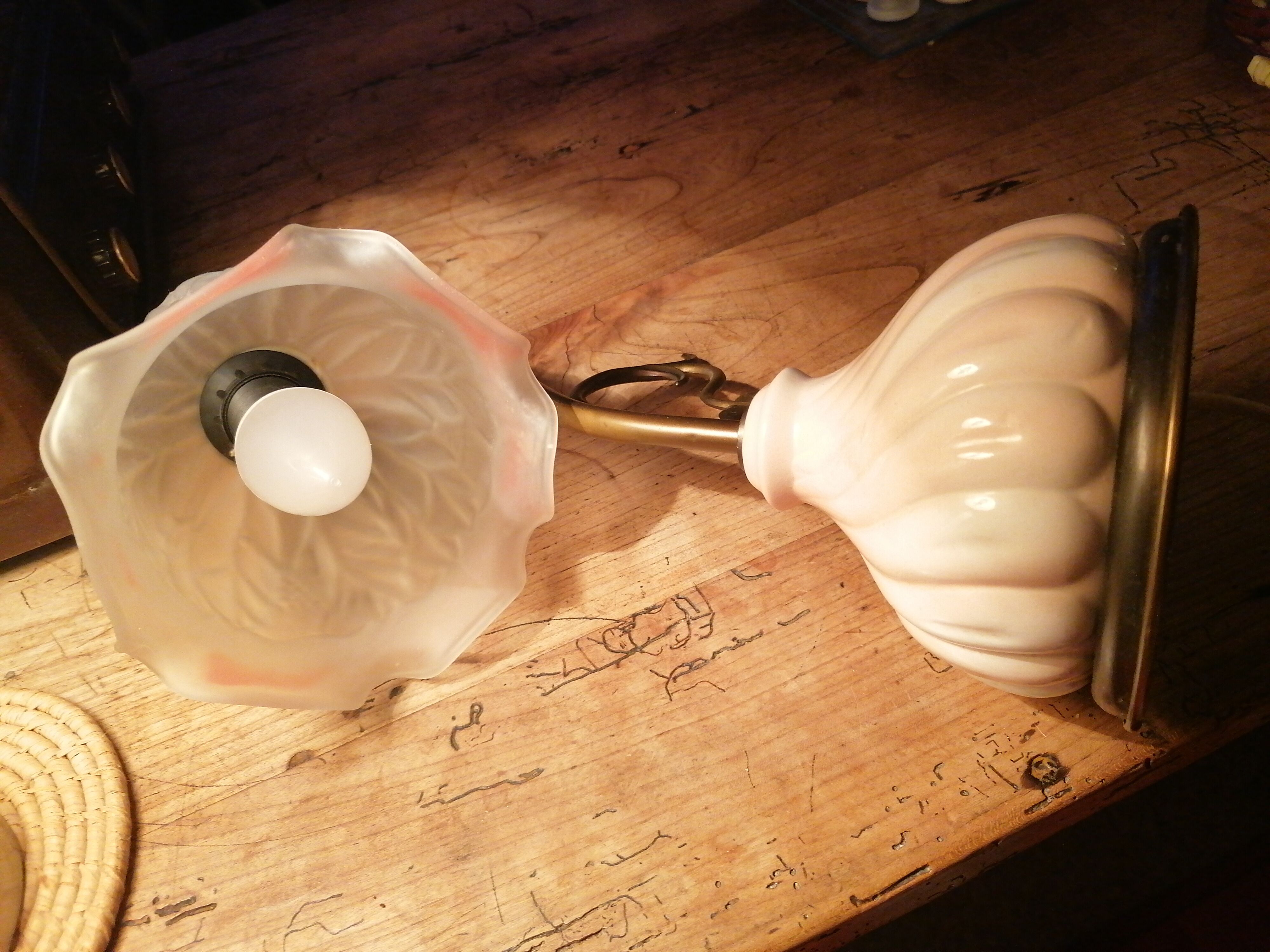Retro lamp in brass and pink ceramic