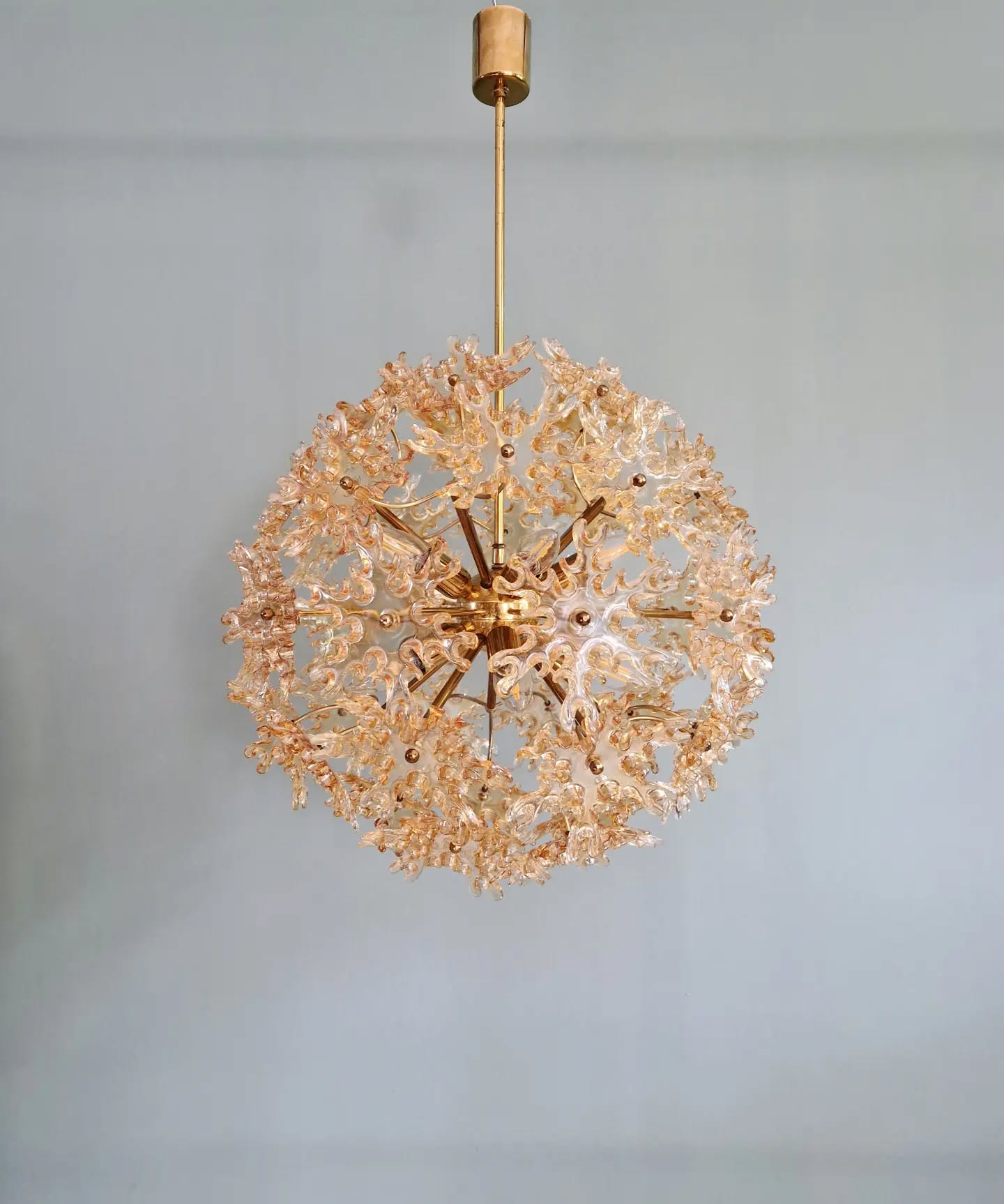 Large Sputnik chandelier in brass and amber Murano glass, SiSche, 1960.