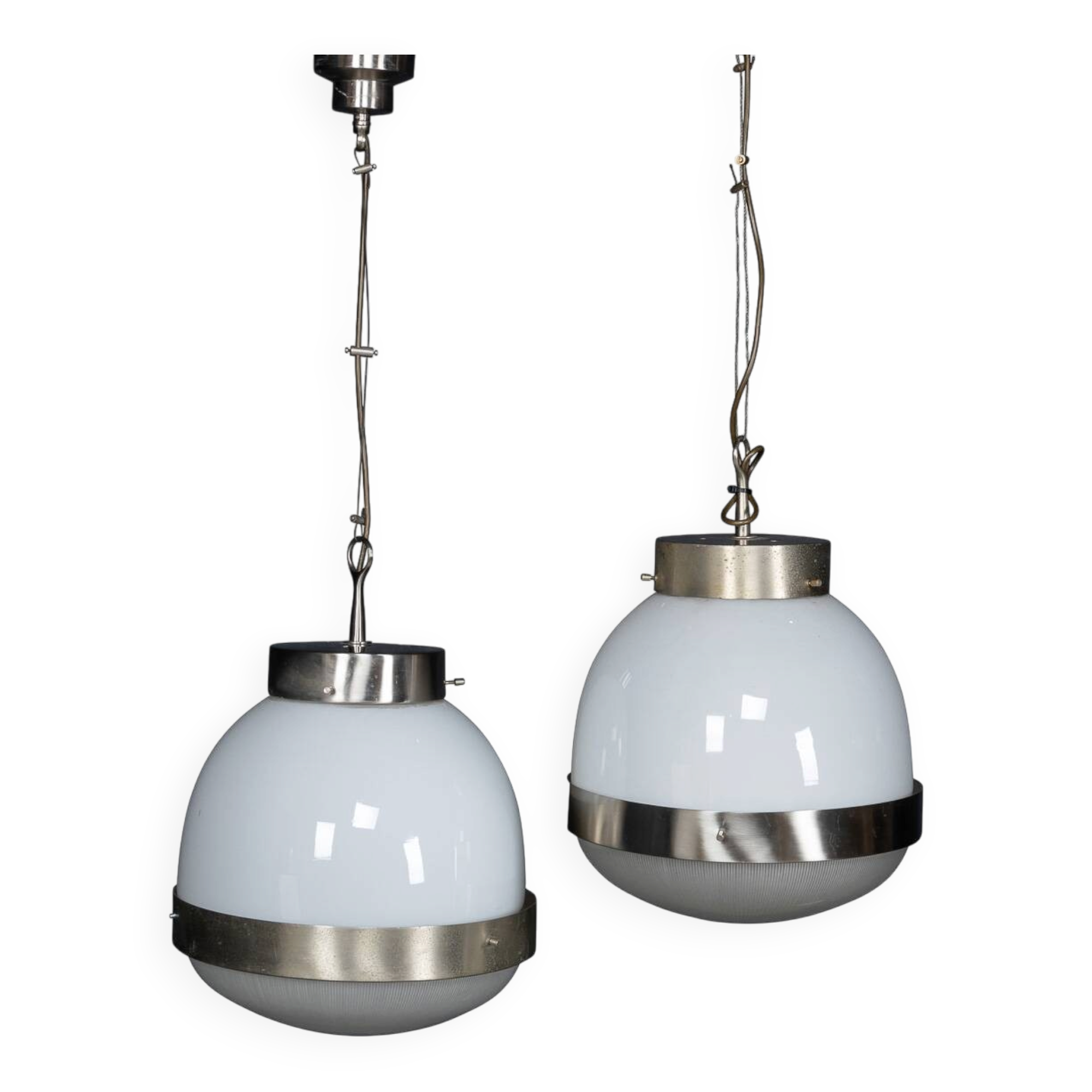 Paire de suspensions en opaline "Delta" italienne des années 1960 par Sergio Mazza.