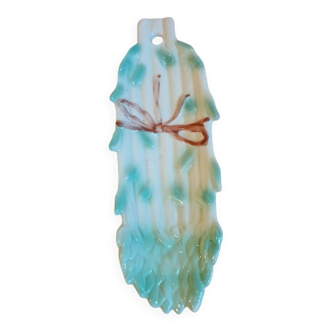 Petit plat ancien en barbotine