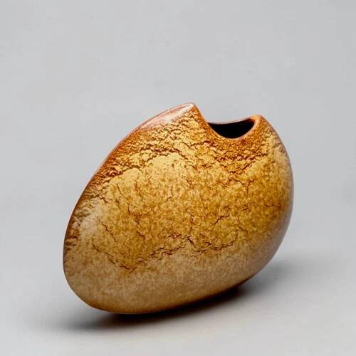 Sculptural ceramic vase in vintage Italian style by Roberto Rigon for Bertoncello Model 137.