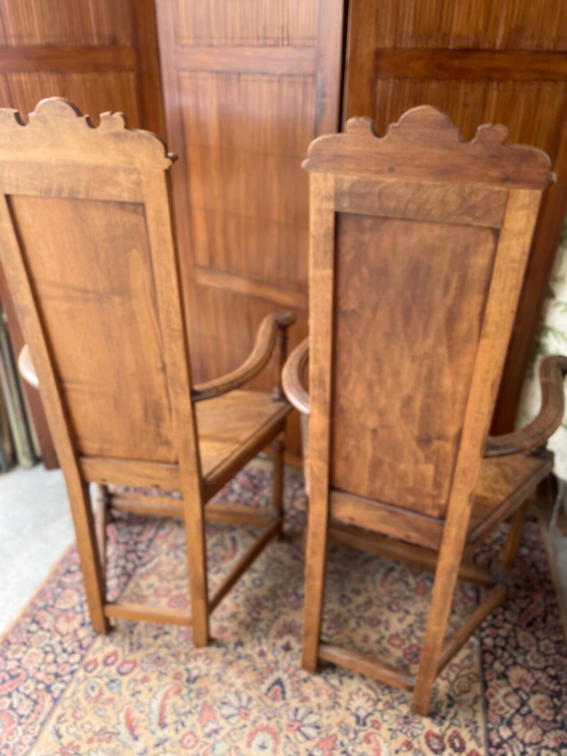 Paire de fauteuils sculptés en noyer de style Renaissance
