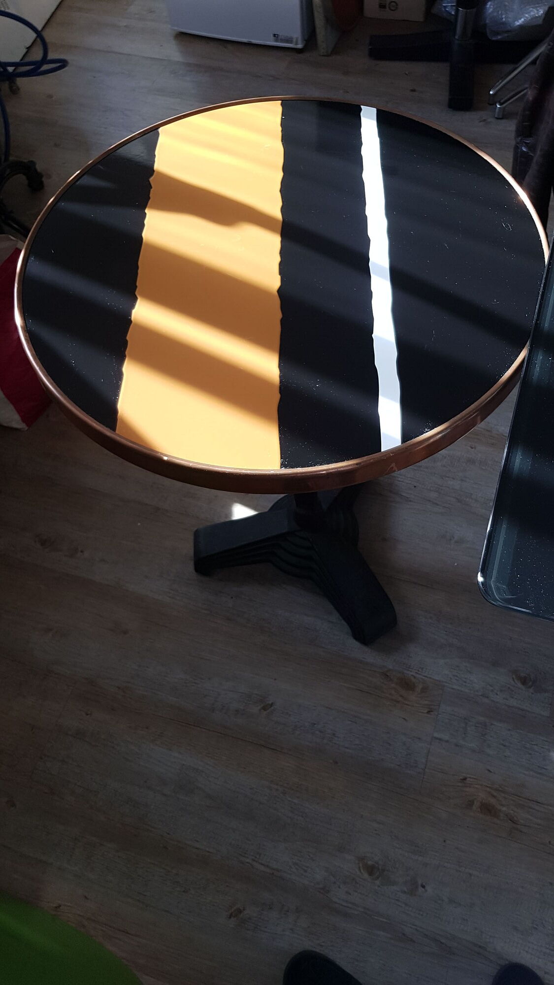 Table bistrot émaillée avec cerclage de cuivre et pieds en fonte