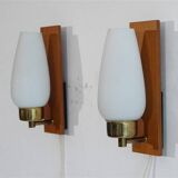 Paire d'appliques danoise en teck et verre opalin