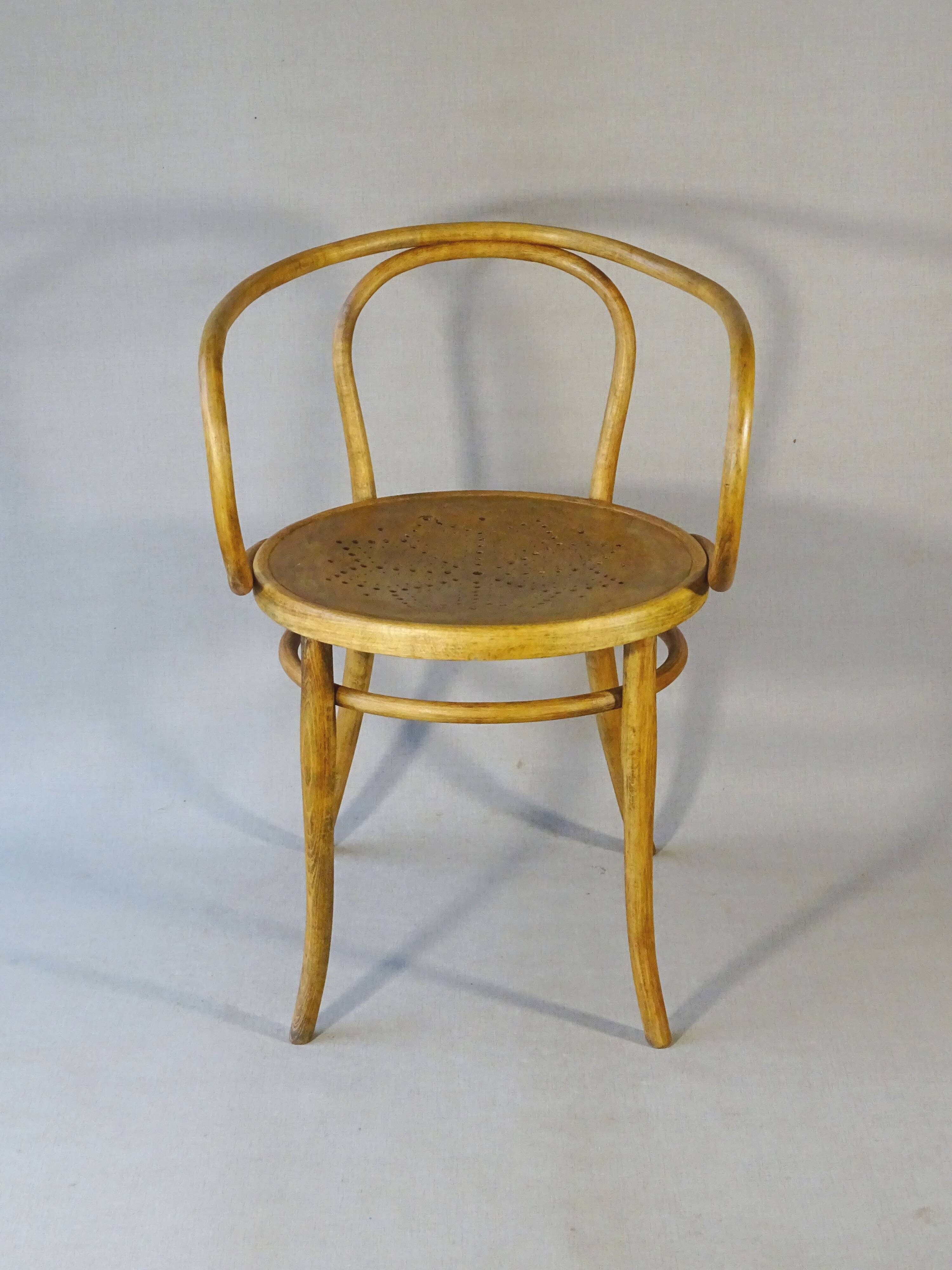 Fauteuil Thonet "Le Corbusier", vers 1905 assise bois à étoile