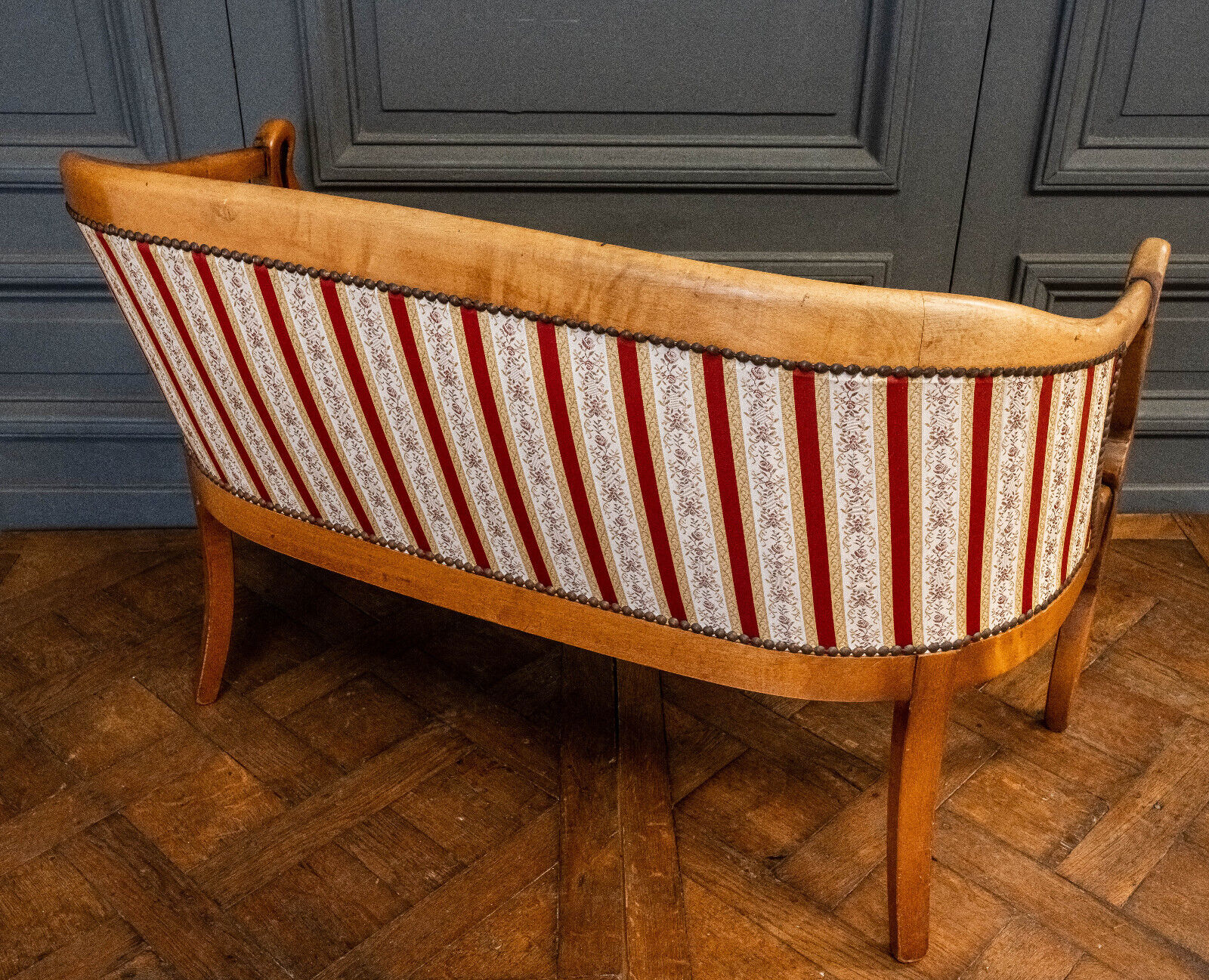 Blond mahogany sofa XXth décor gooseneck with butts