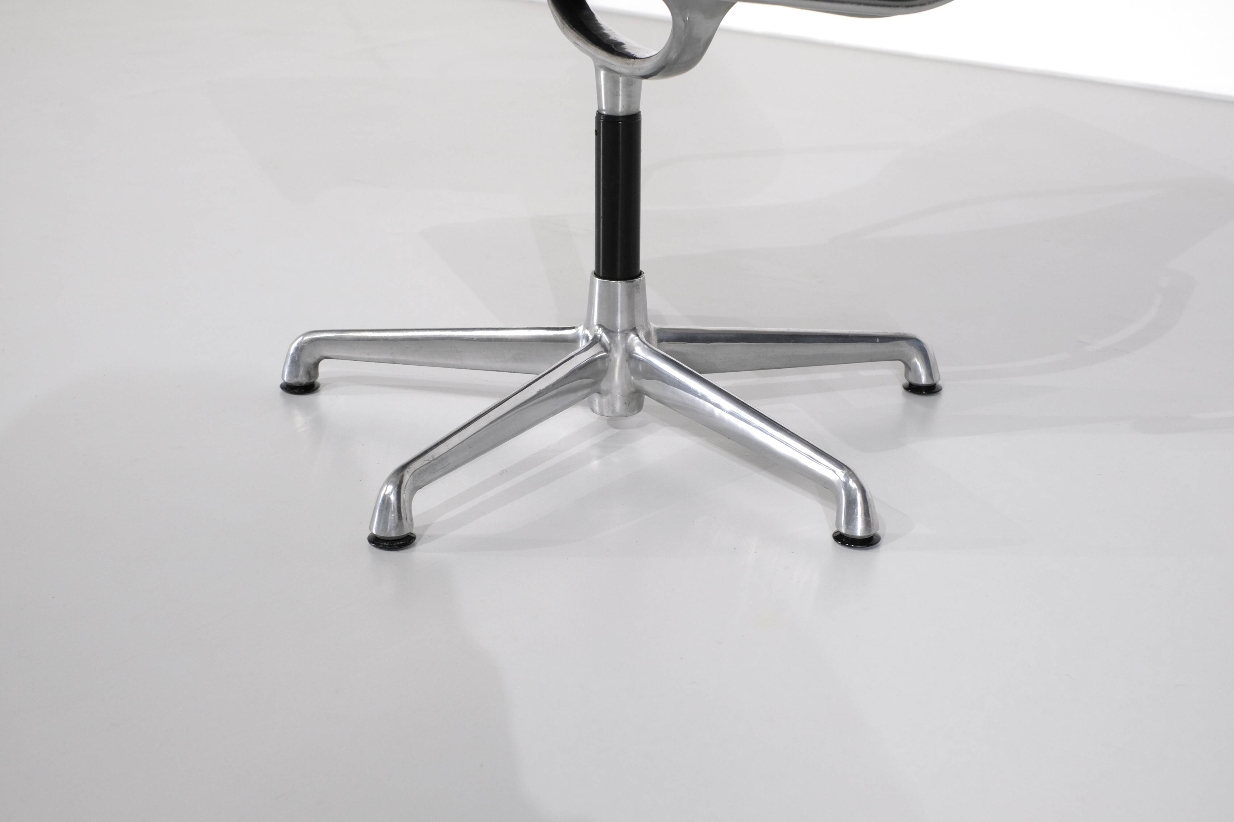 Ensemble de fauteuils " EA 103 " de Charles Ray Eames pour ICF USA, 1969
