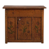 Meuble de cuisine ancien avec détails floraux (c.1920)