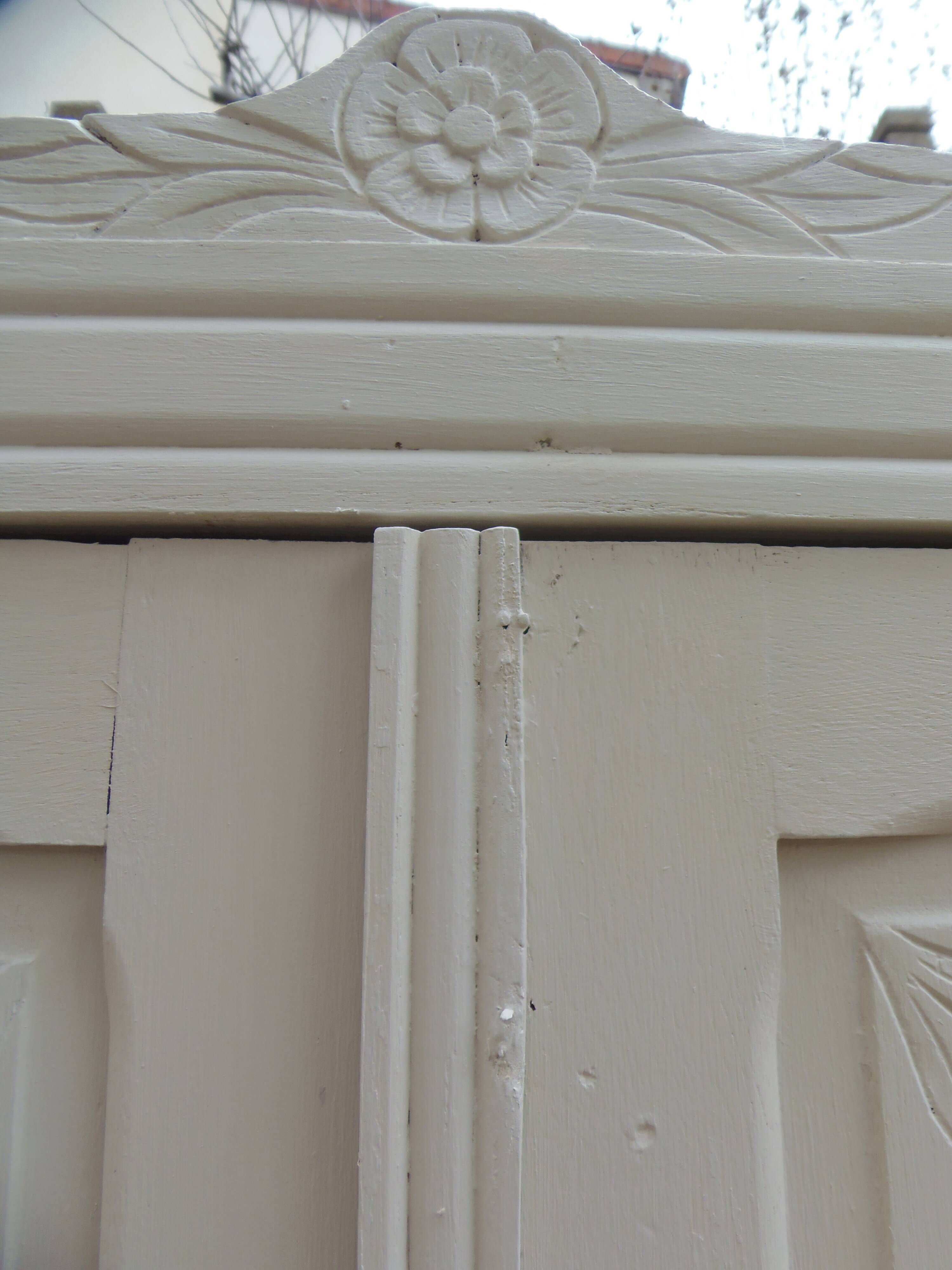 Armoire Art Déco réenchantée en beige.