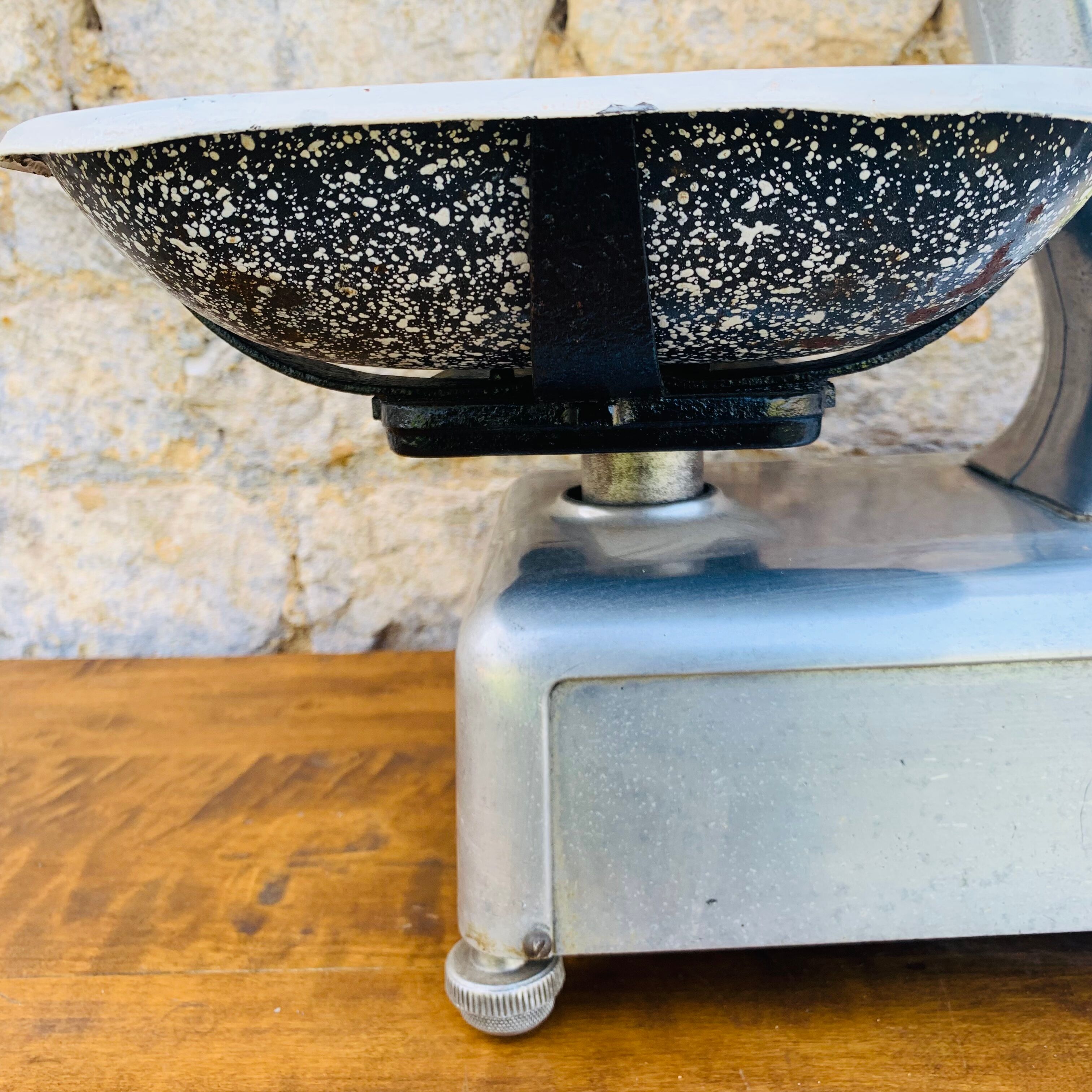 Old Lutrana grocery scale