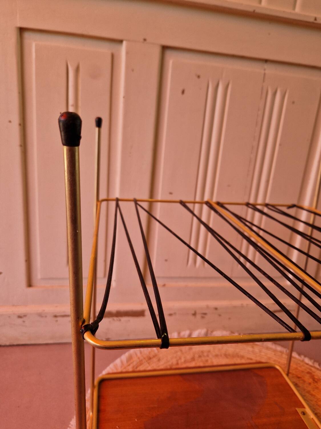 Side table in gold metal and scoubidou