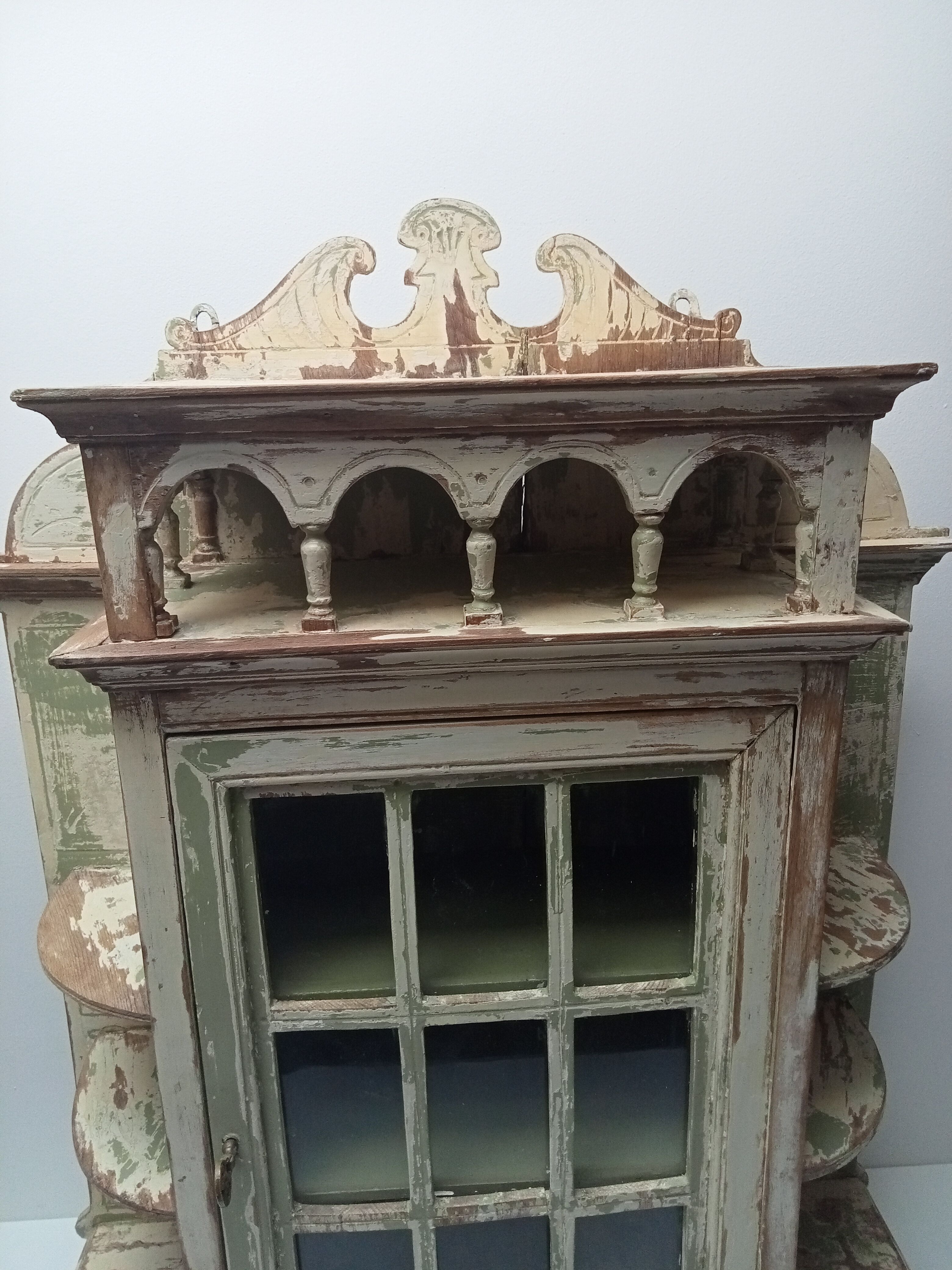 Old showcase to install or hang