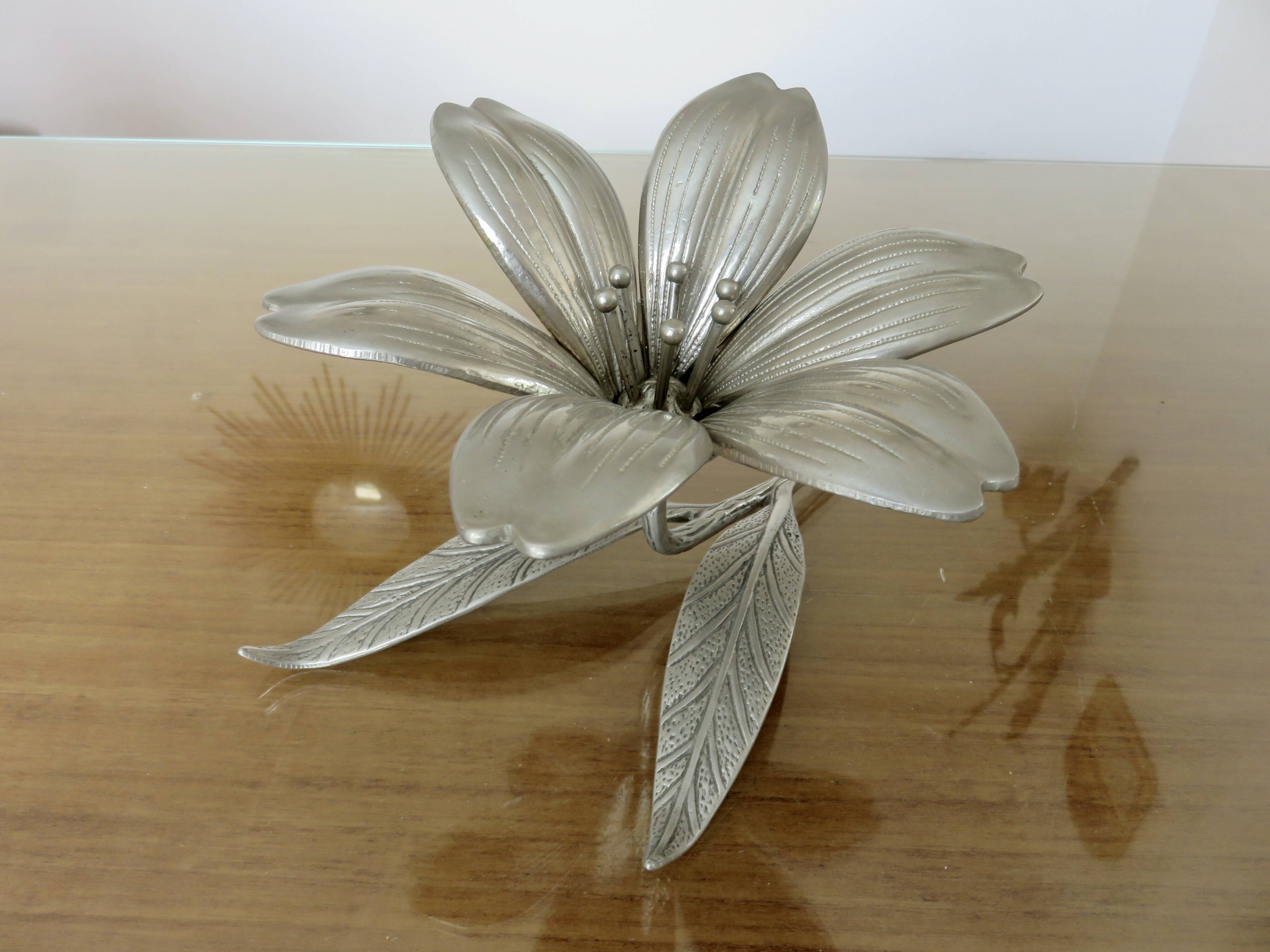 Flower ashtray in silver metal from the 60s and 70s