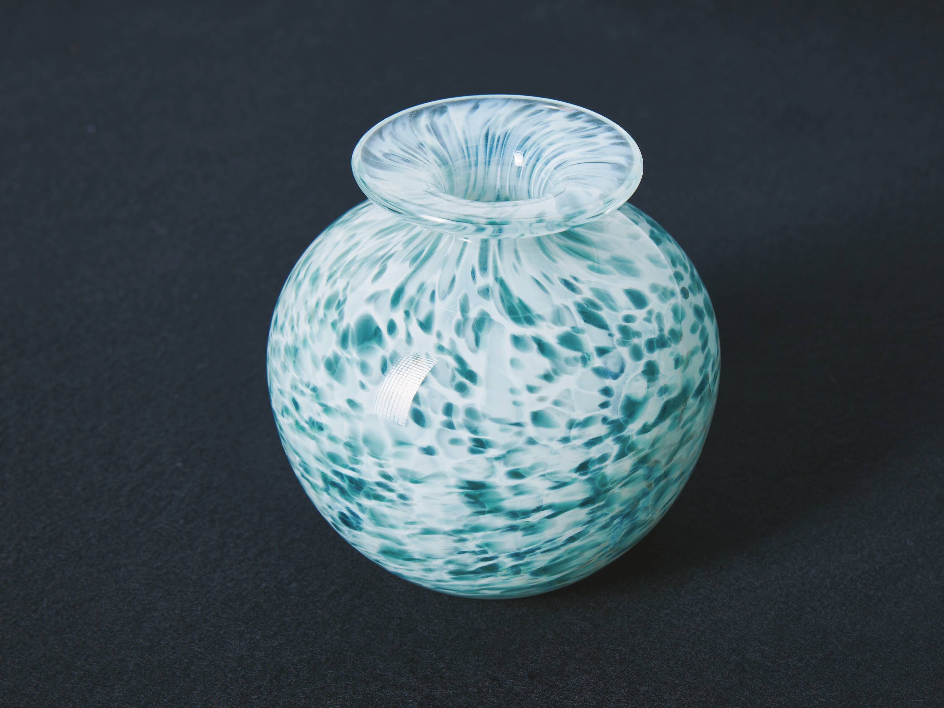 🌊 Speckled blue-green blown glass vase — vintage style
