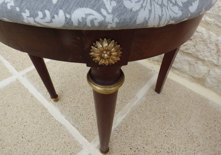 Paire de chaises de style classique en bois, laiton et tissu