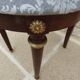 Paire de chaises de style classique en bois, laiton et tissu