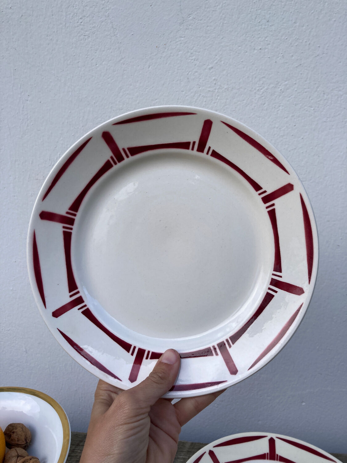 7 flat plates in white and red burgundy porcelain vintage Badonviller model Louise