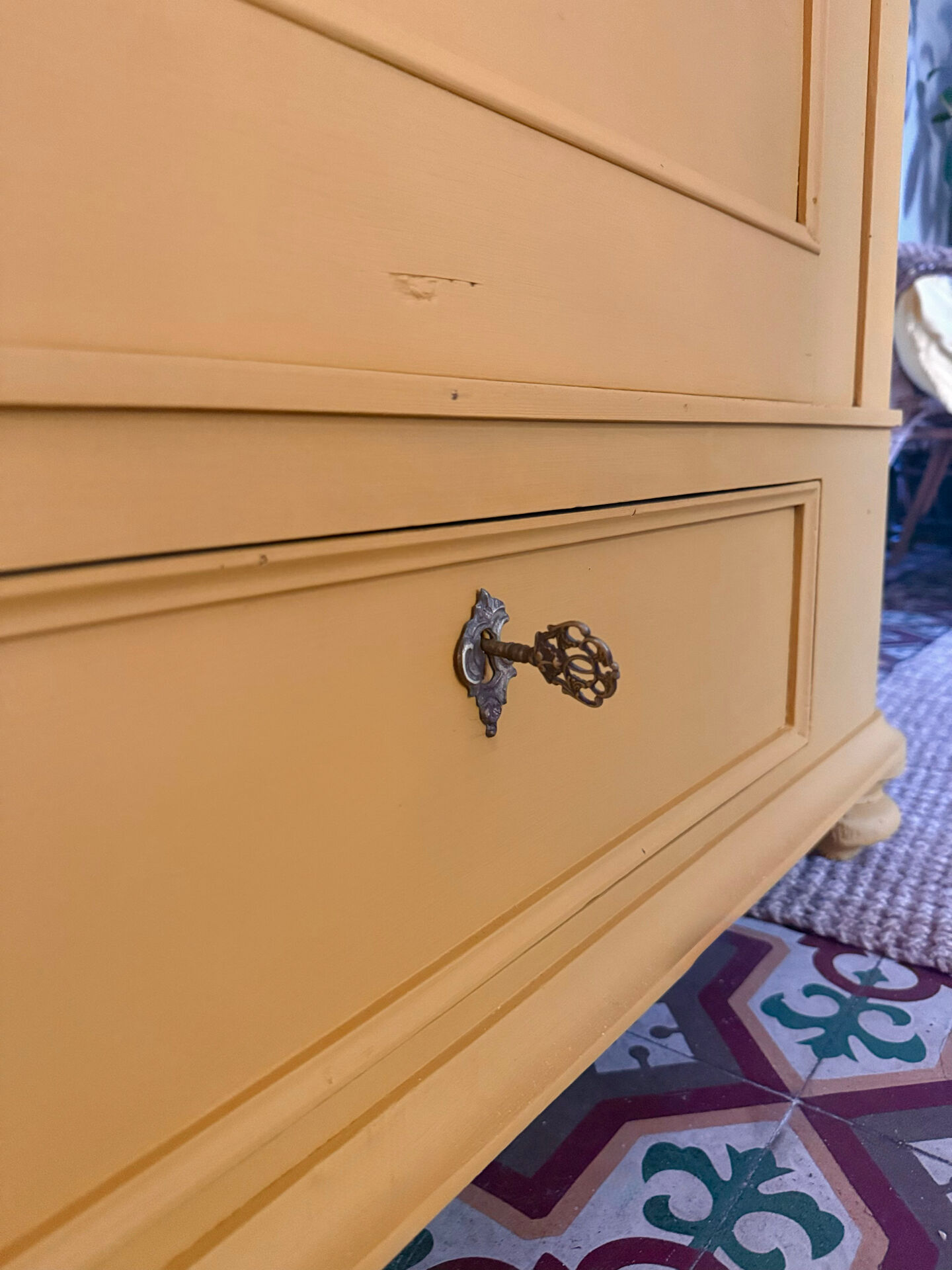 Armoire bonnetière bois massif