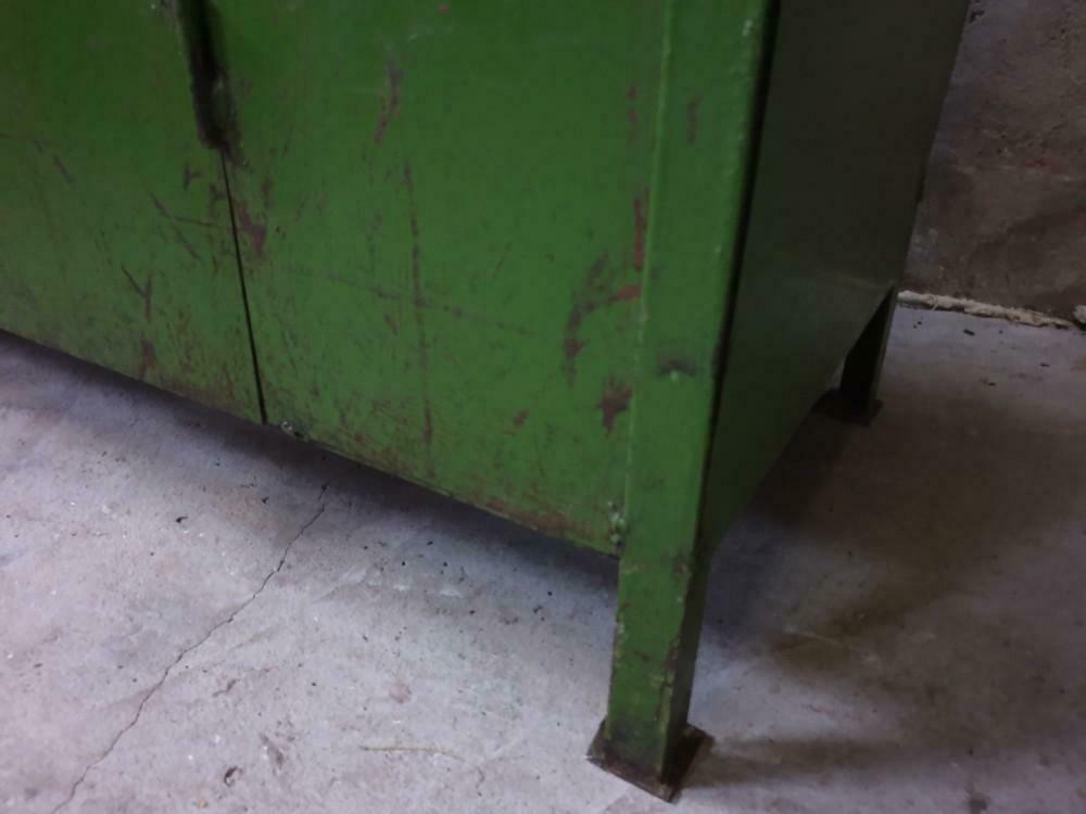 Comptoir industriel en acier vert