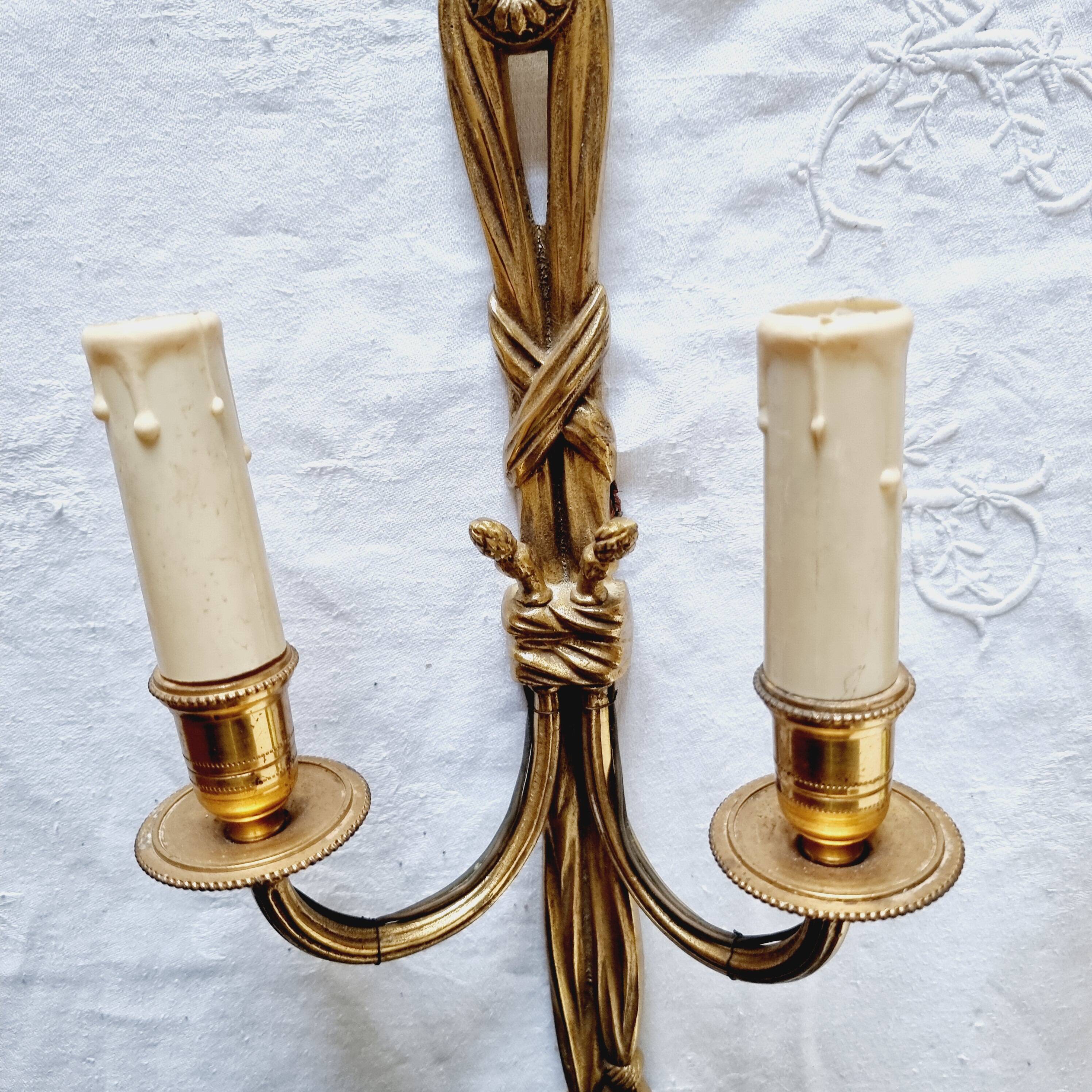 Pair of French wall sconces in bronze, Louis XVI style, with cord.