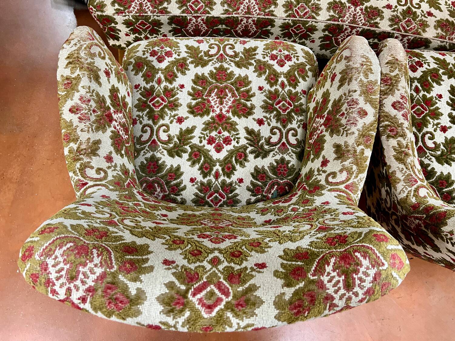 Fauteuils et canapé vintage pieds compas 1950 ancien motif floral