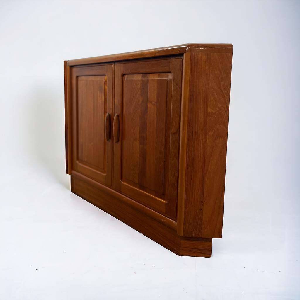 Meuble d'angle vintage dyrlund en teck /. armoire
