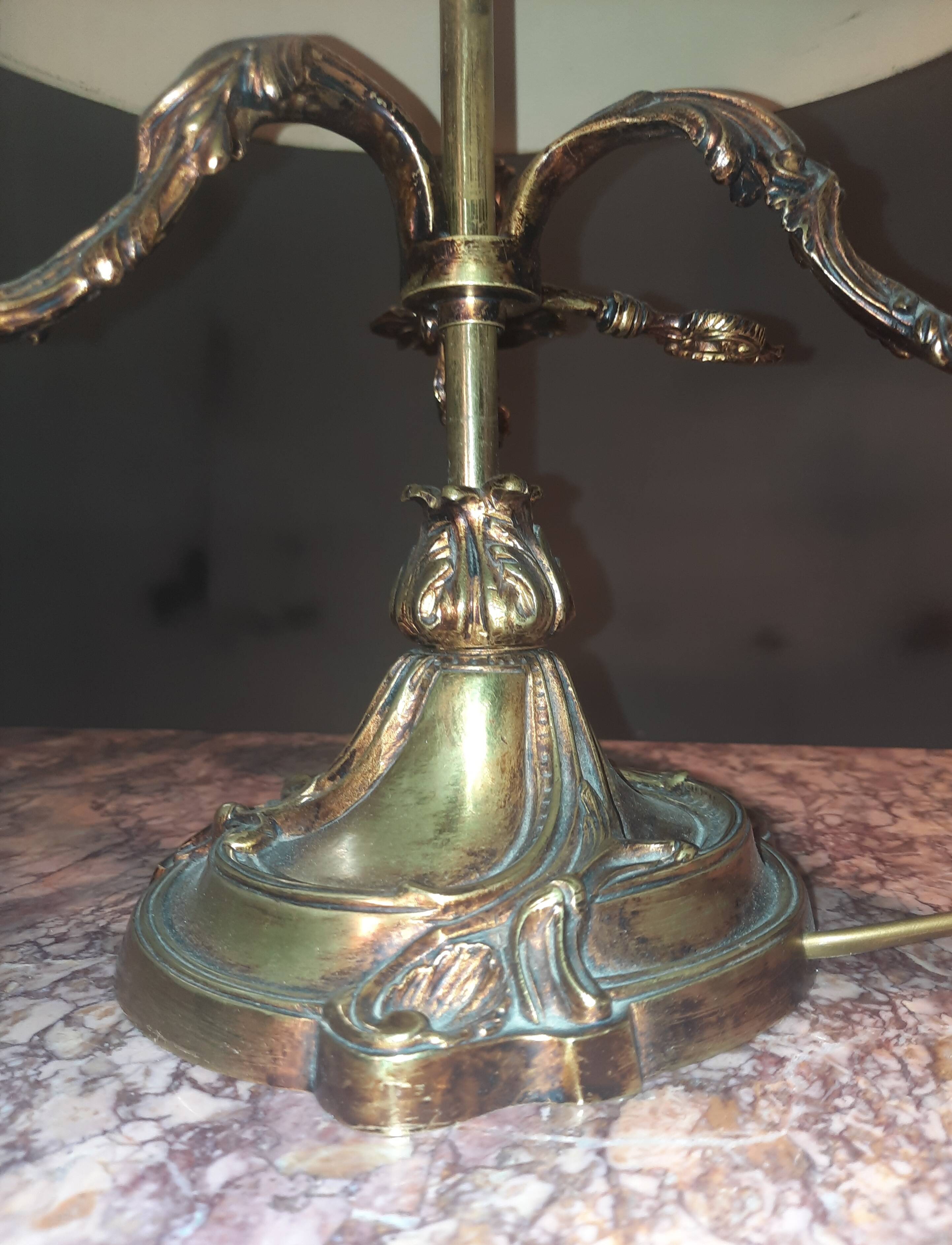 Lampe en bronze à  3 bras de style Louis XV