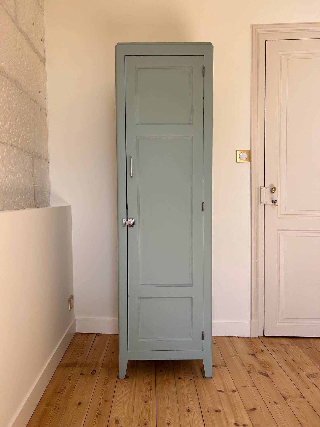 1-door wardrobe / locker room revisited in Almond (Resource)
