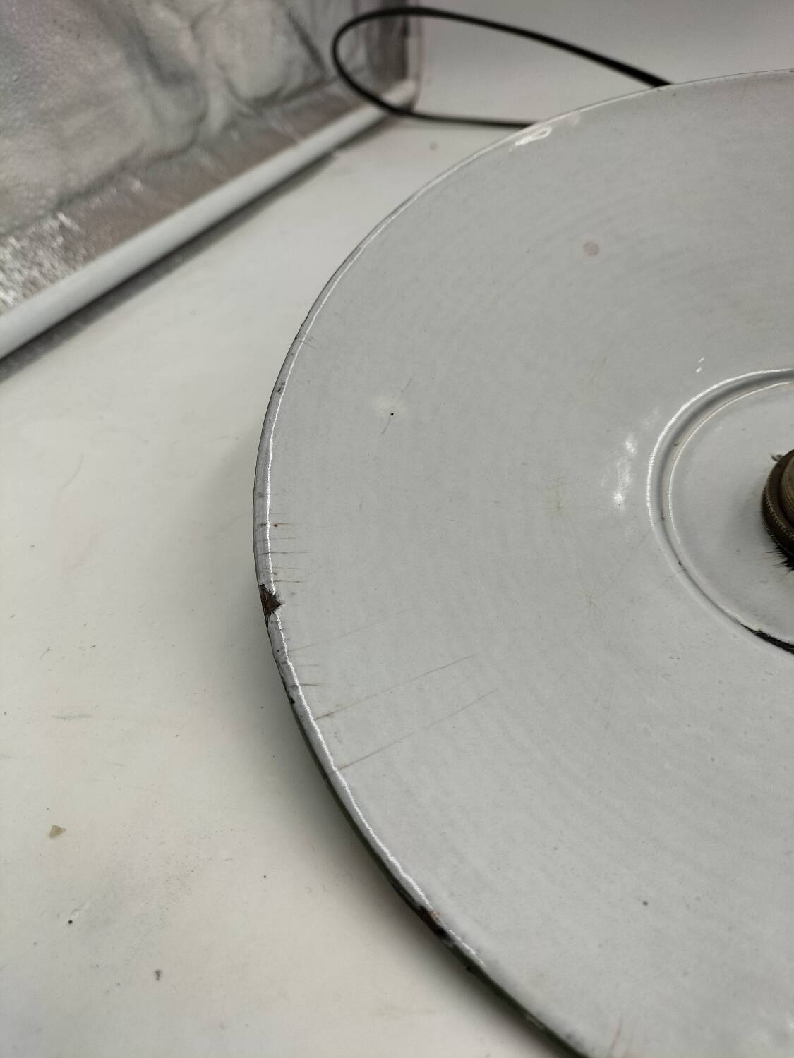 2 enamelled sheet metal suspensions