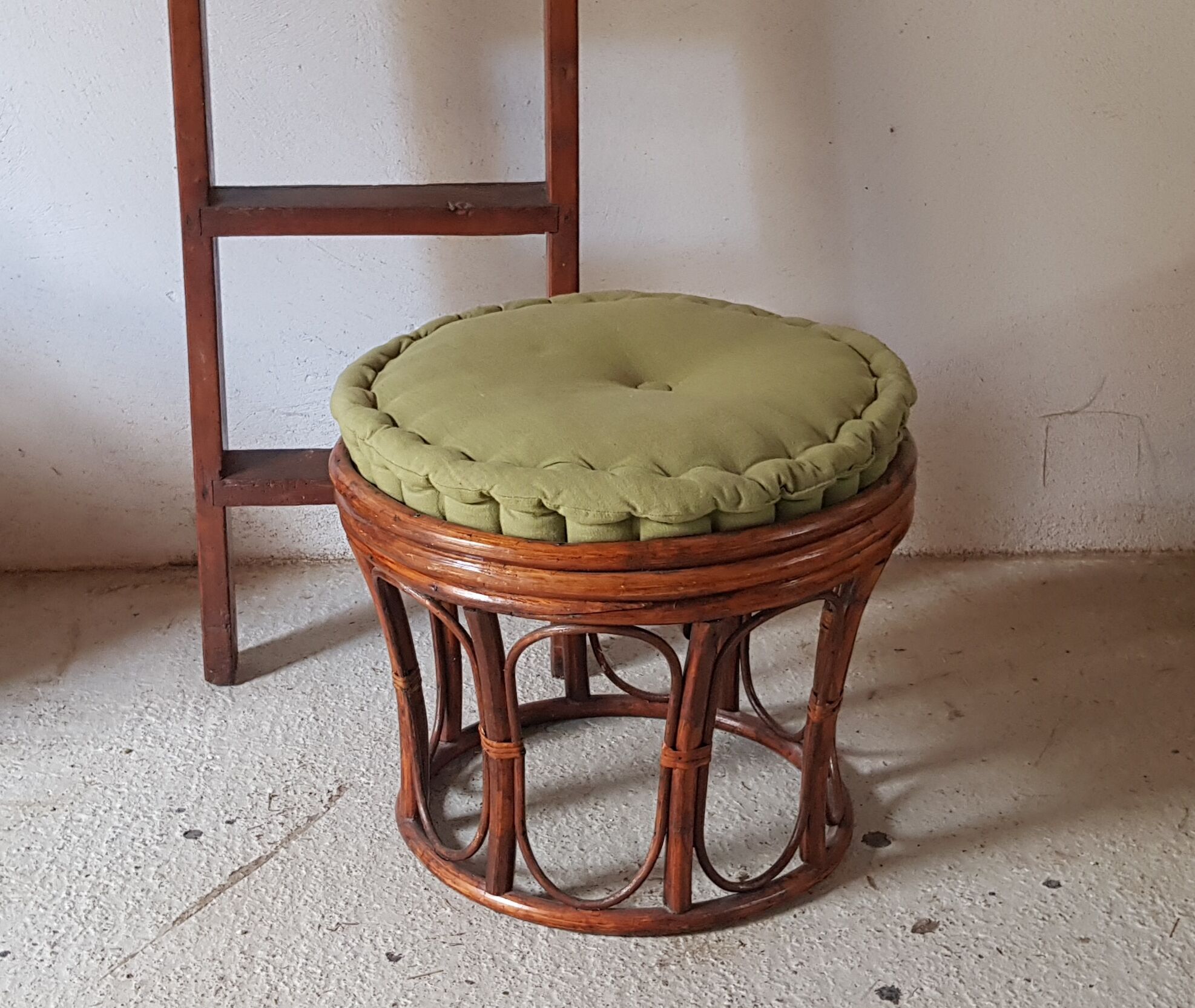 Rattan pouf with cousin