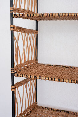 Shelf in braided rattan and black metal