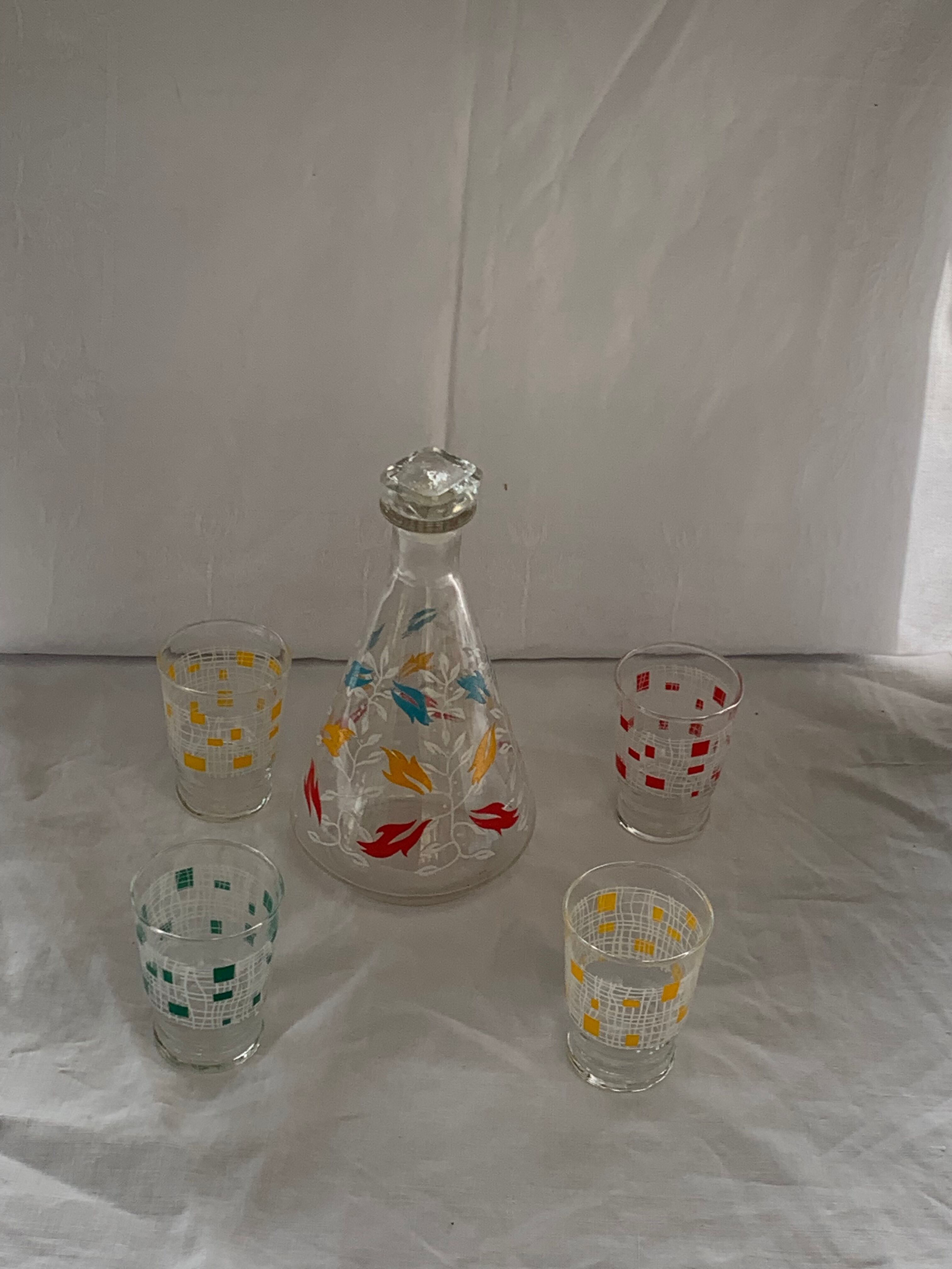 Carafe and 4 glasses with design and vintage patterns 1950/60