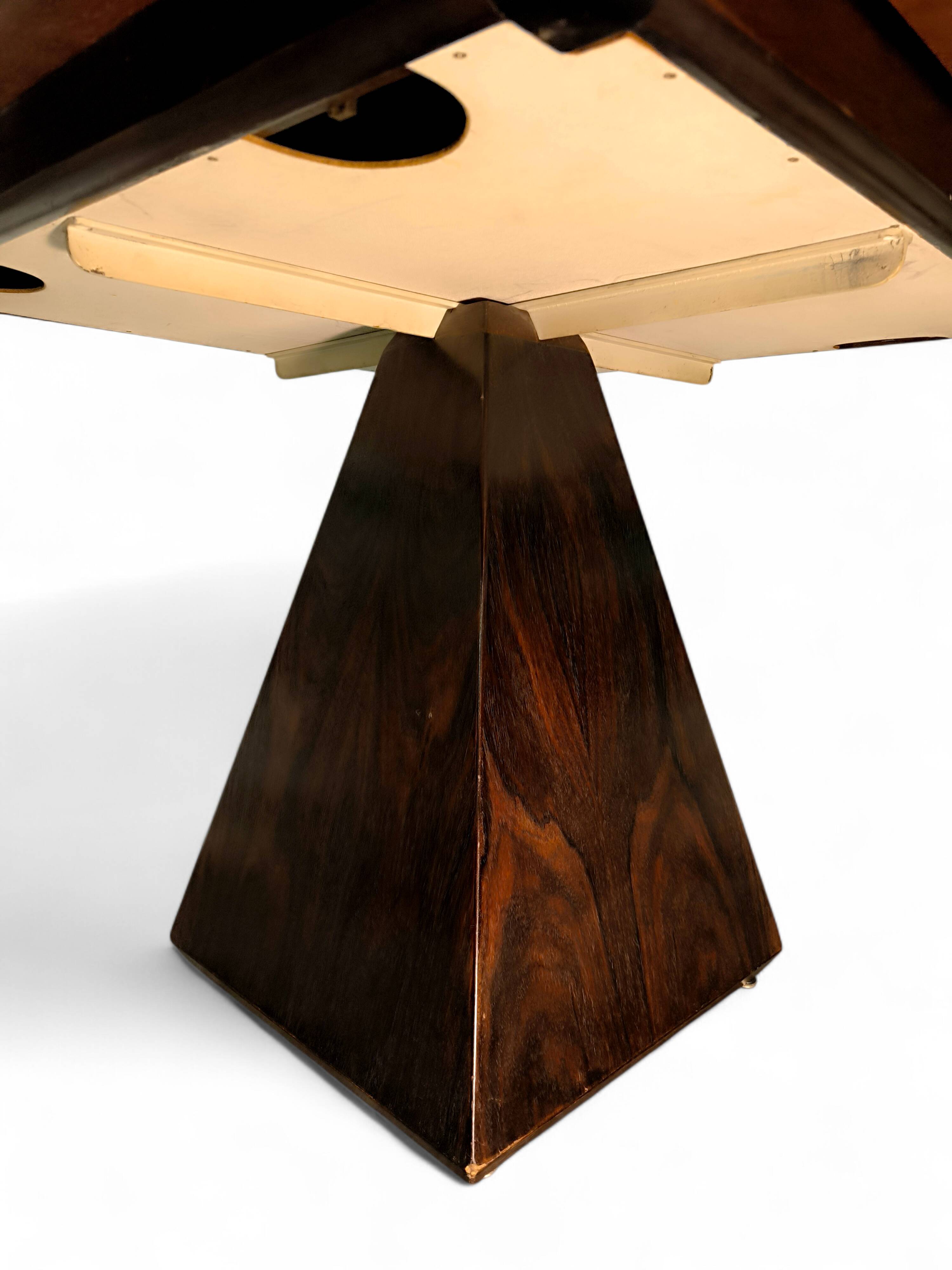 Extendable round table "Chelsea" by Vittorio Introini for Saporiti 1960