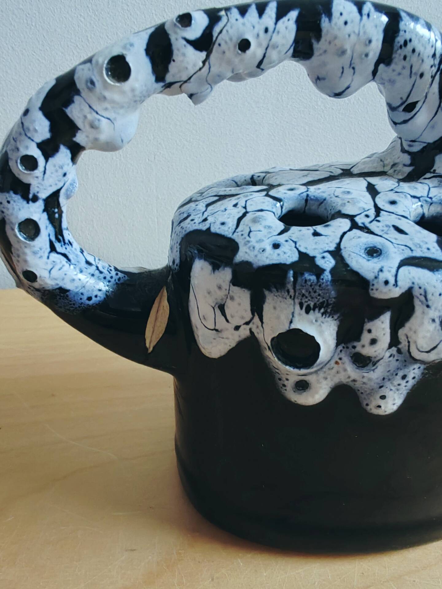 Théière en grès flammé Pièce artisanale grand feu  Noir & blanc émaill