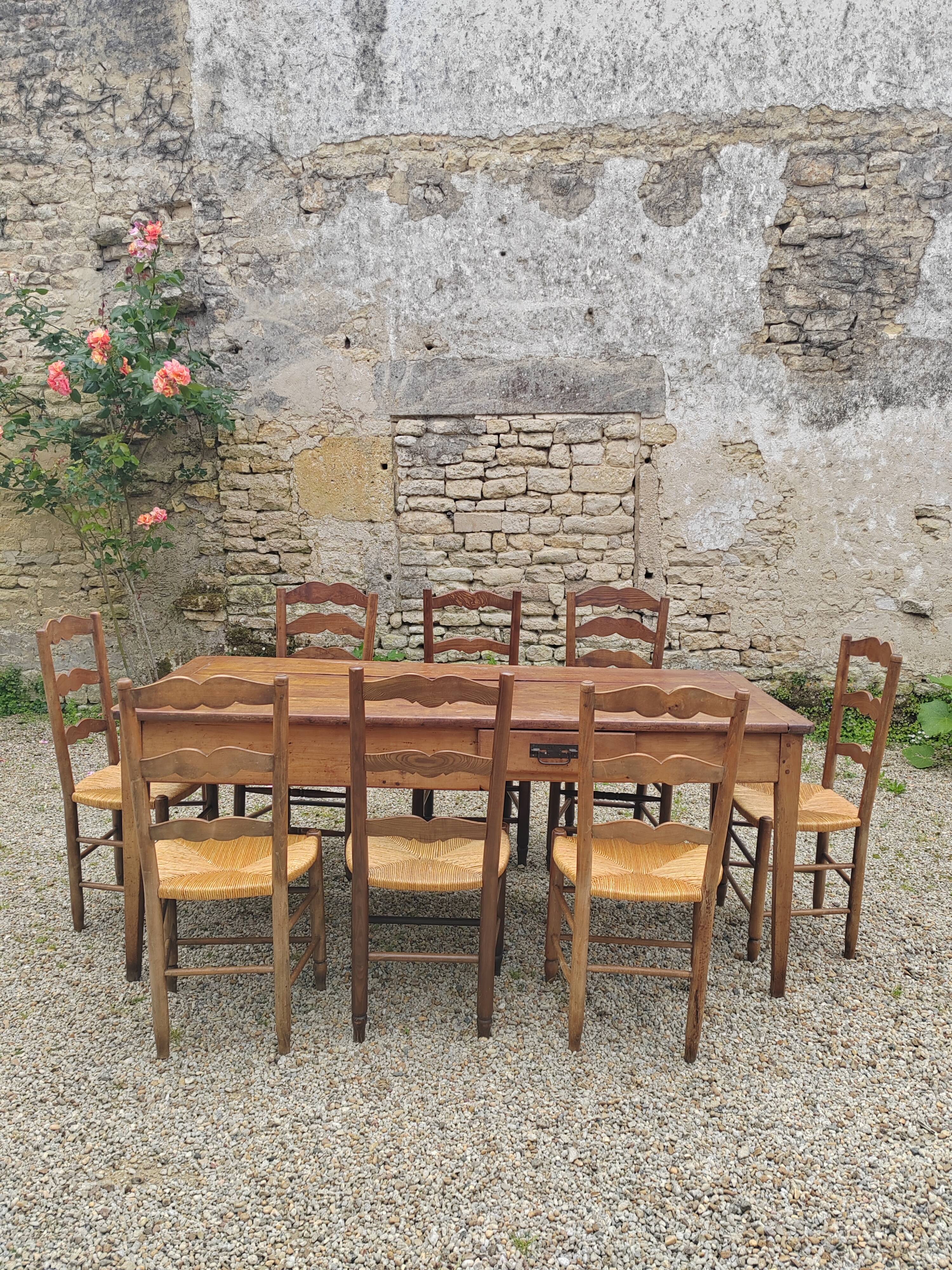 Table de ferme et 8 chaises