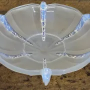 Centre de table en verre opalescent – Art Déco