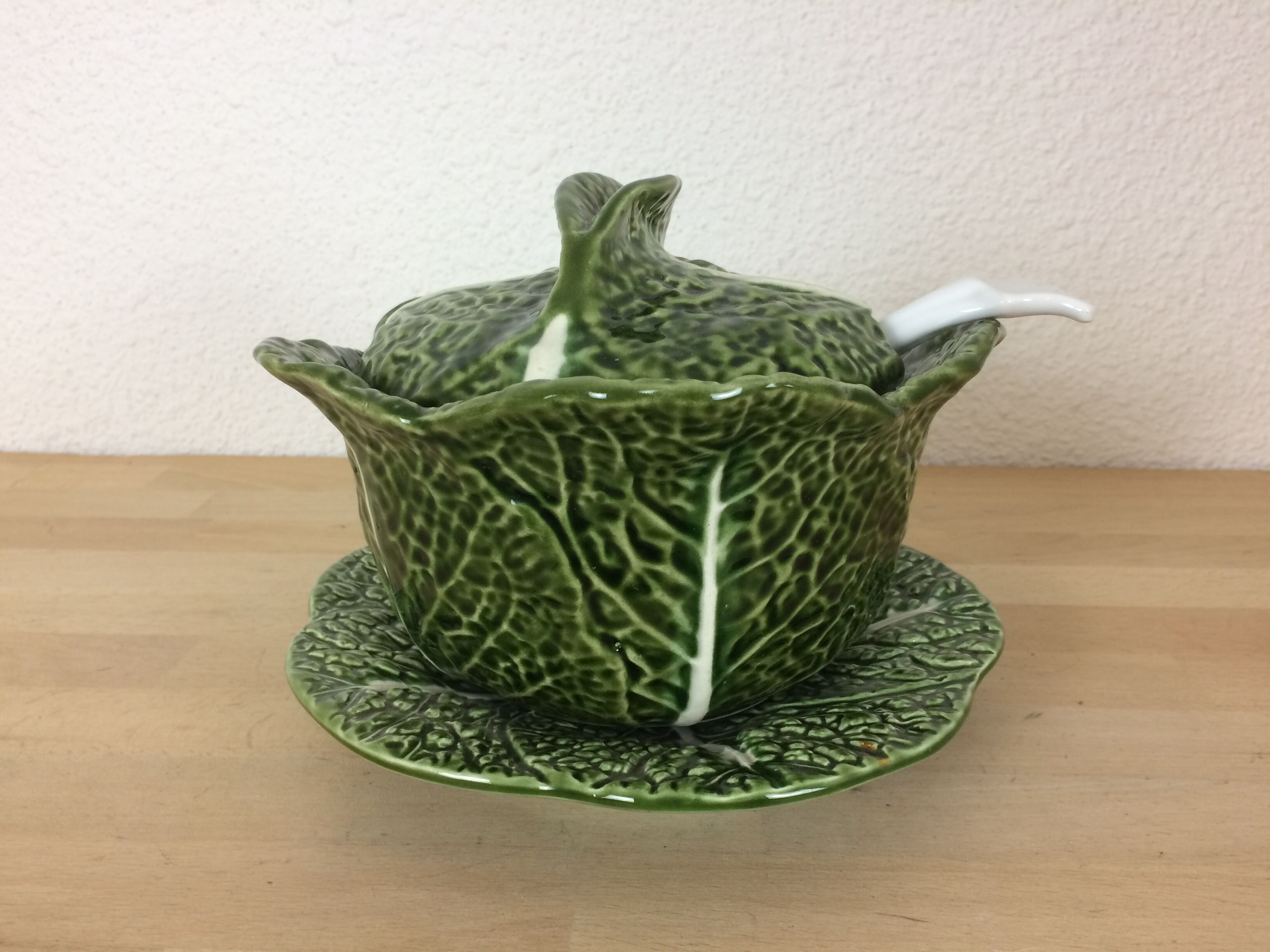 Service flat ceramic cabbages, salad bowl, soup maker