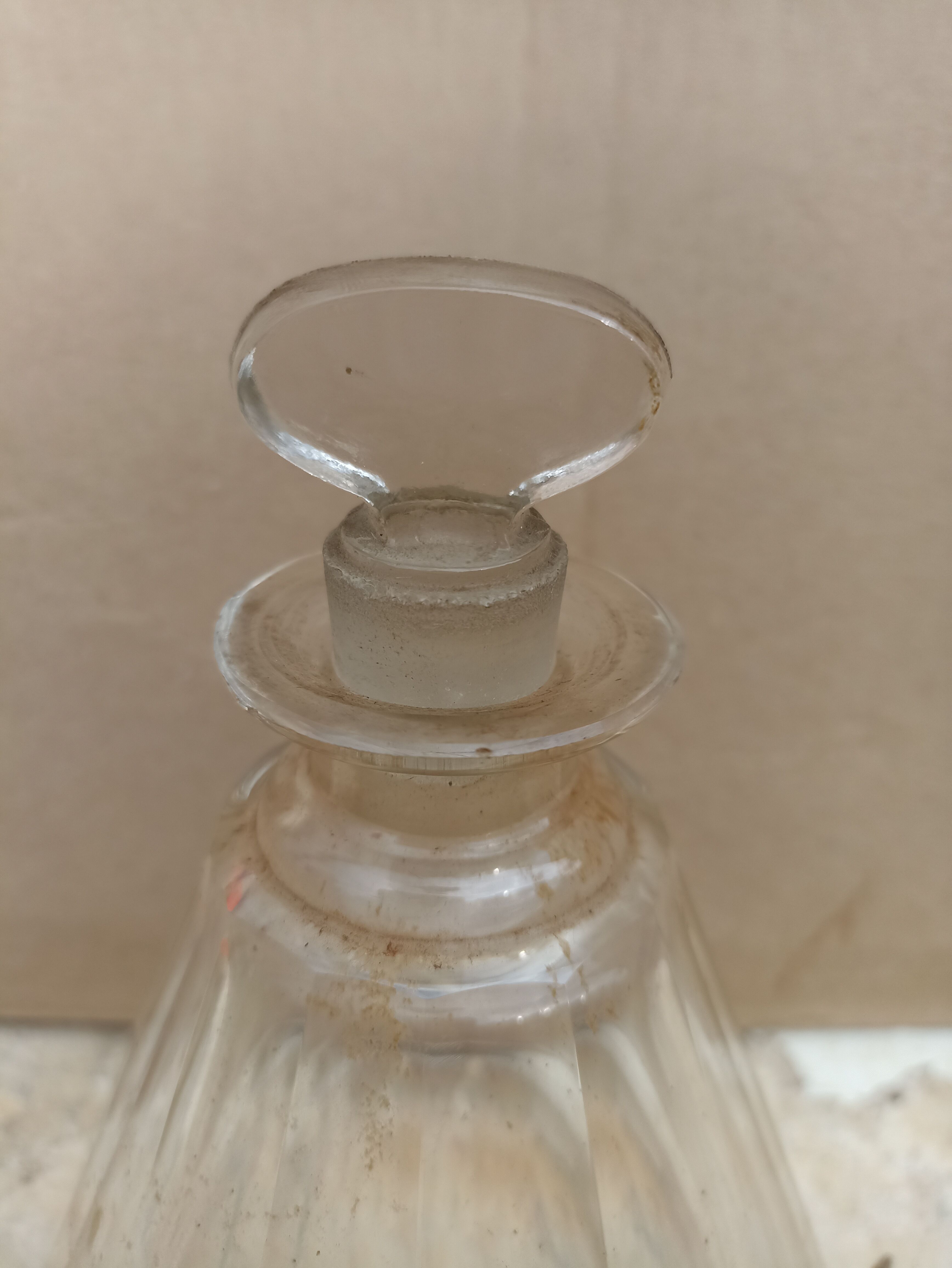 Conical glass decanter with cap