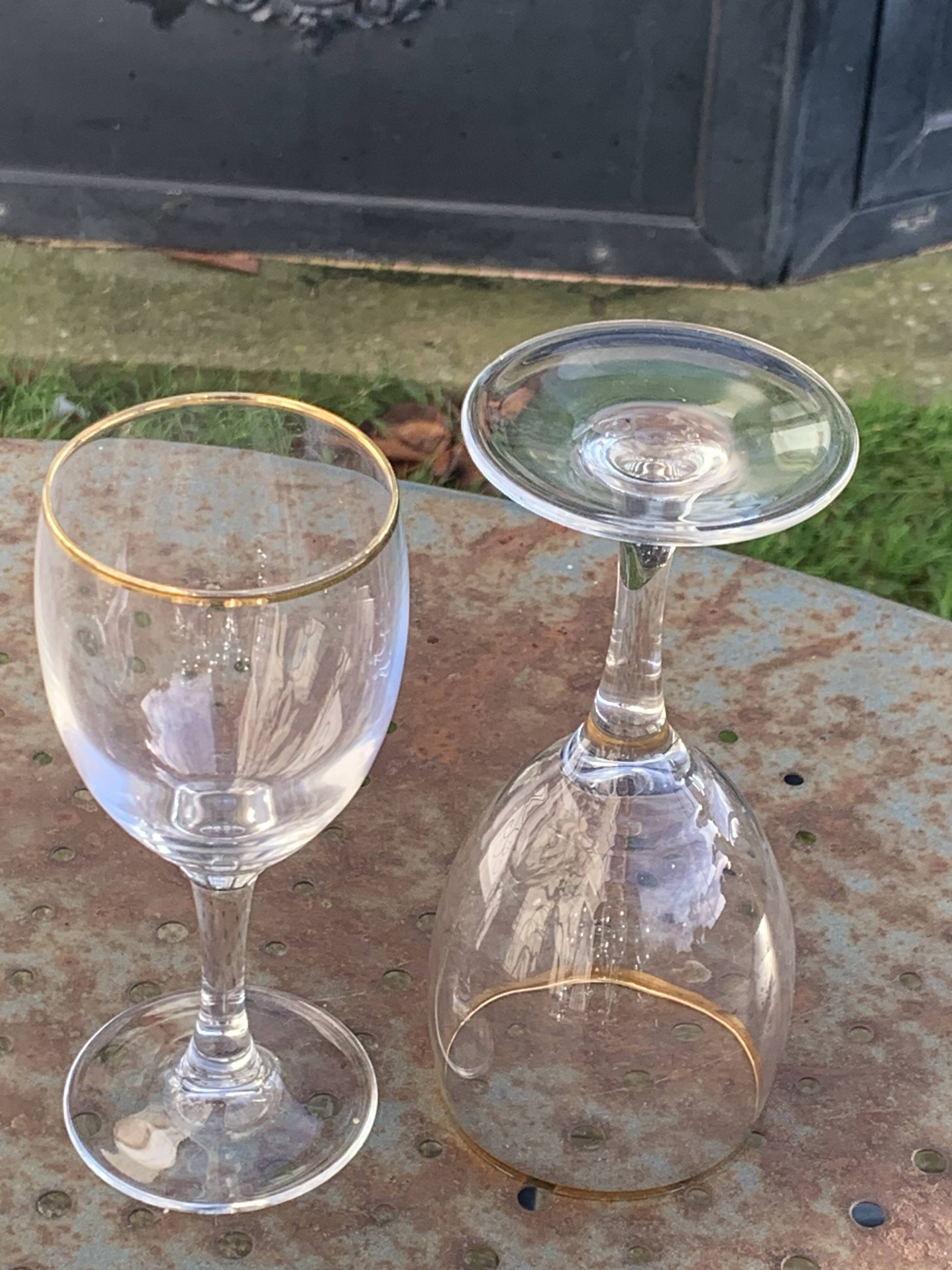 Lot consisting of 8 Arc France wine glasses, 5 large and 2 medium, transparent glass and gold edging