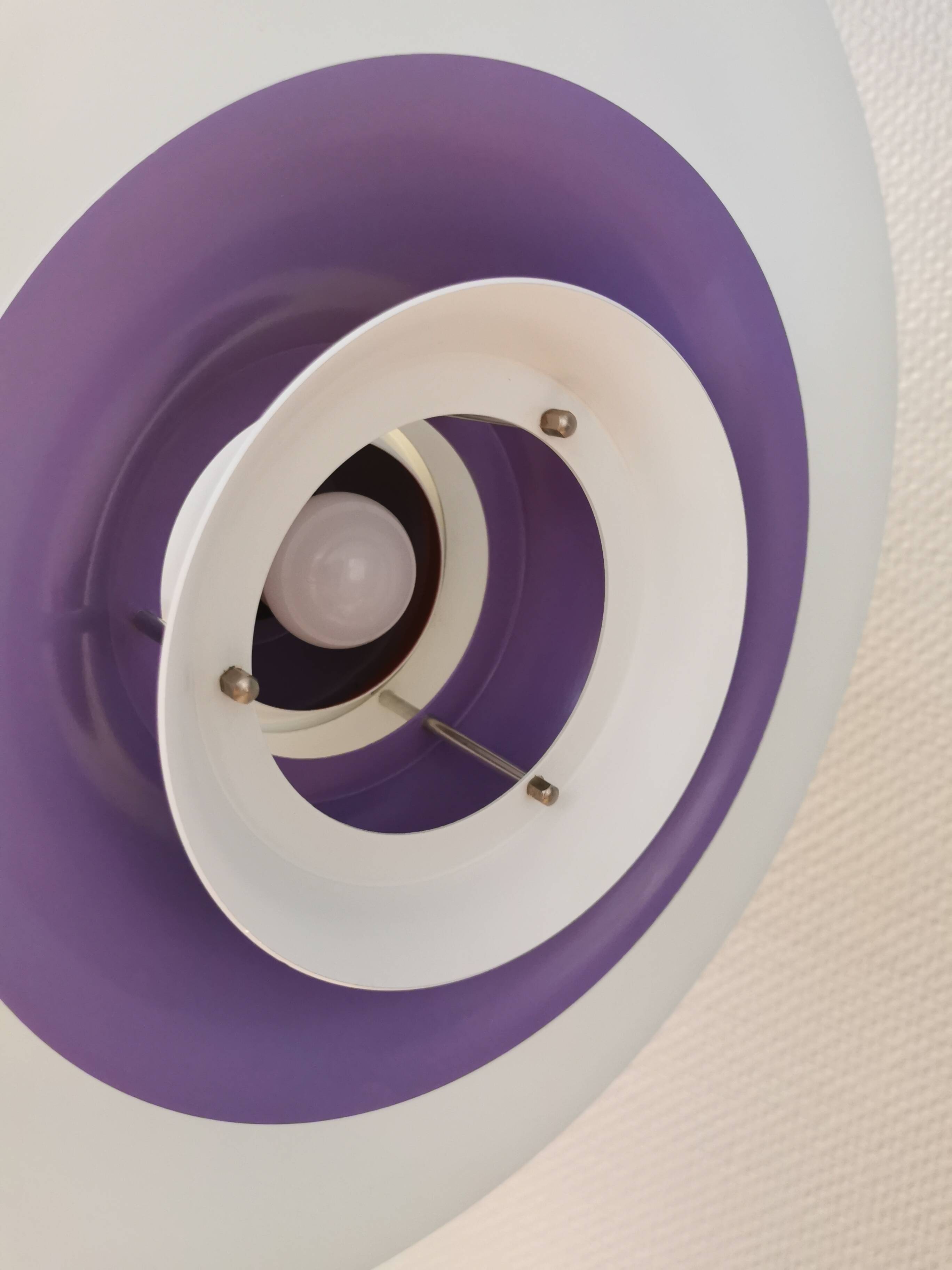 Lampe suspendue années 1970-80 du danois ES Horn, en belle laque blanche avec contraste violet/rouge