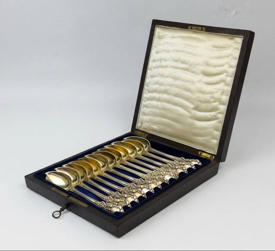 12 dessert spoons in vermeil, Minerva 19th century, blackened pear tree box
