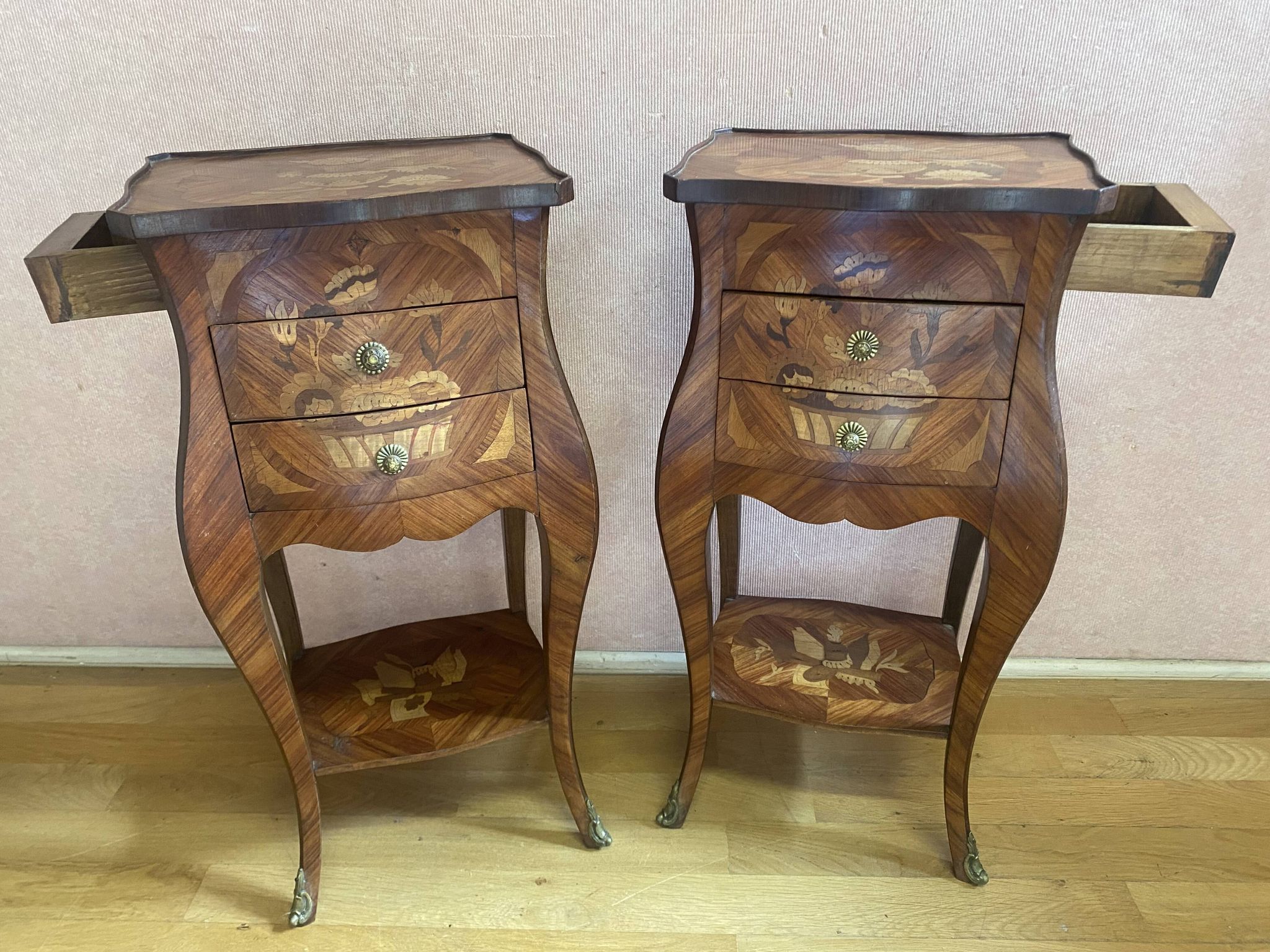 Pair of bedside tables in rosewood veneer on all sides. Louis XV style