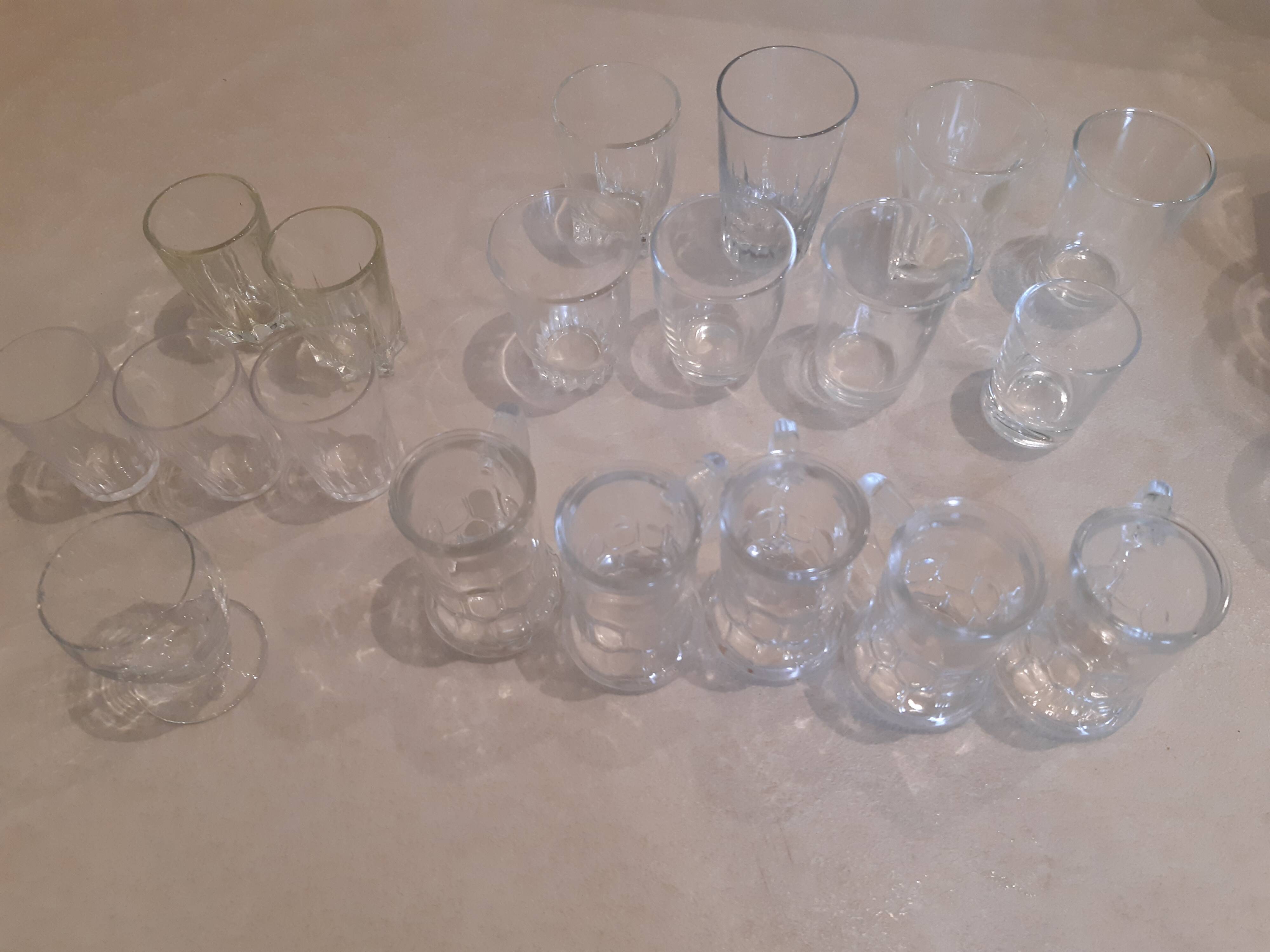 Lot de 21 petits verres dépareillés.