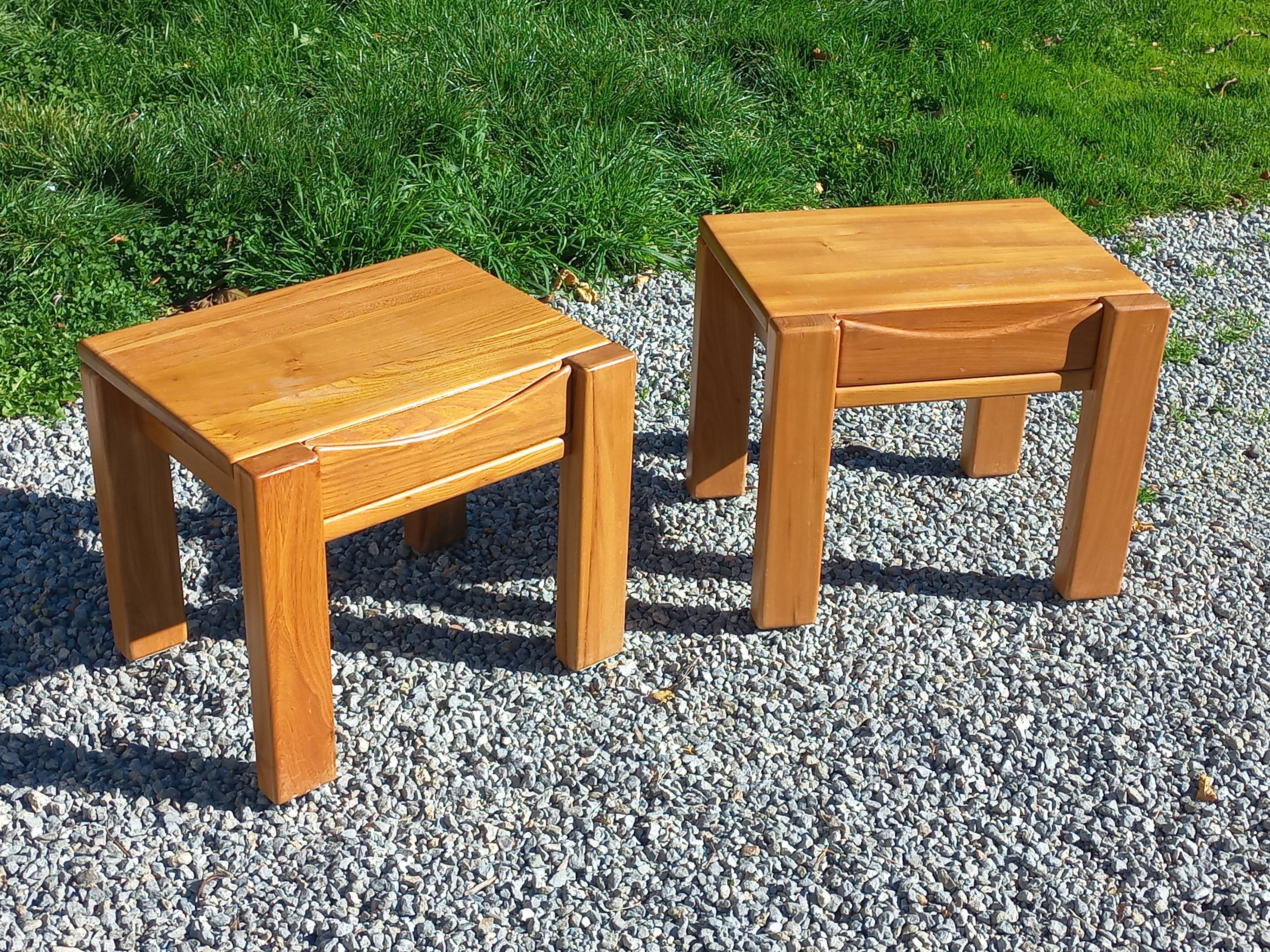 Paire de chevets en orme massif de la maison Regain