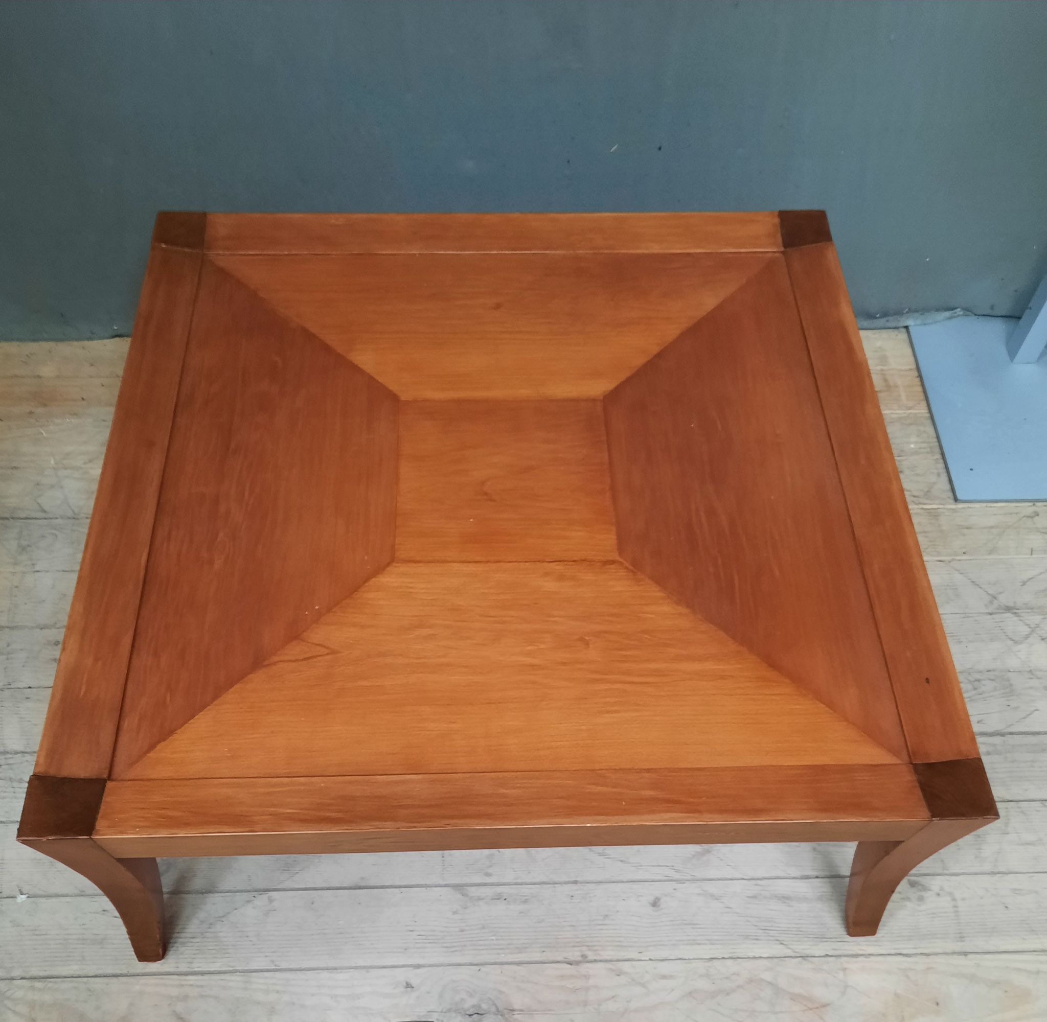 Table basse carrée en bois de plaquage